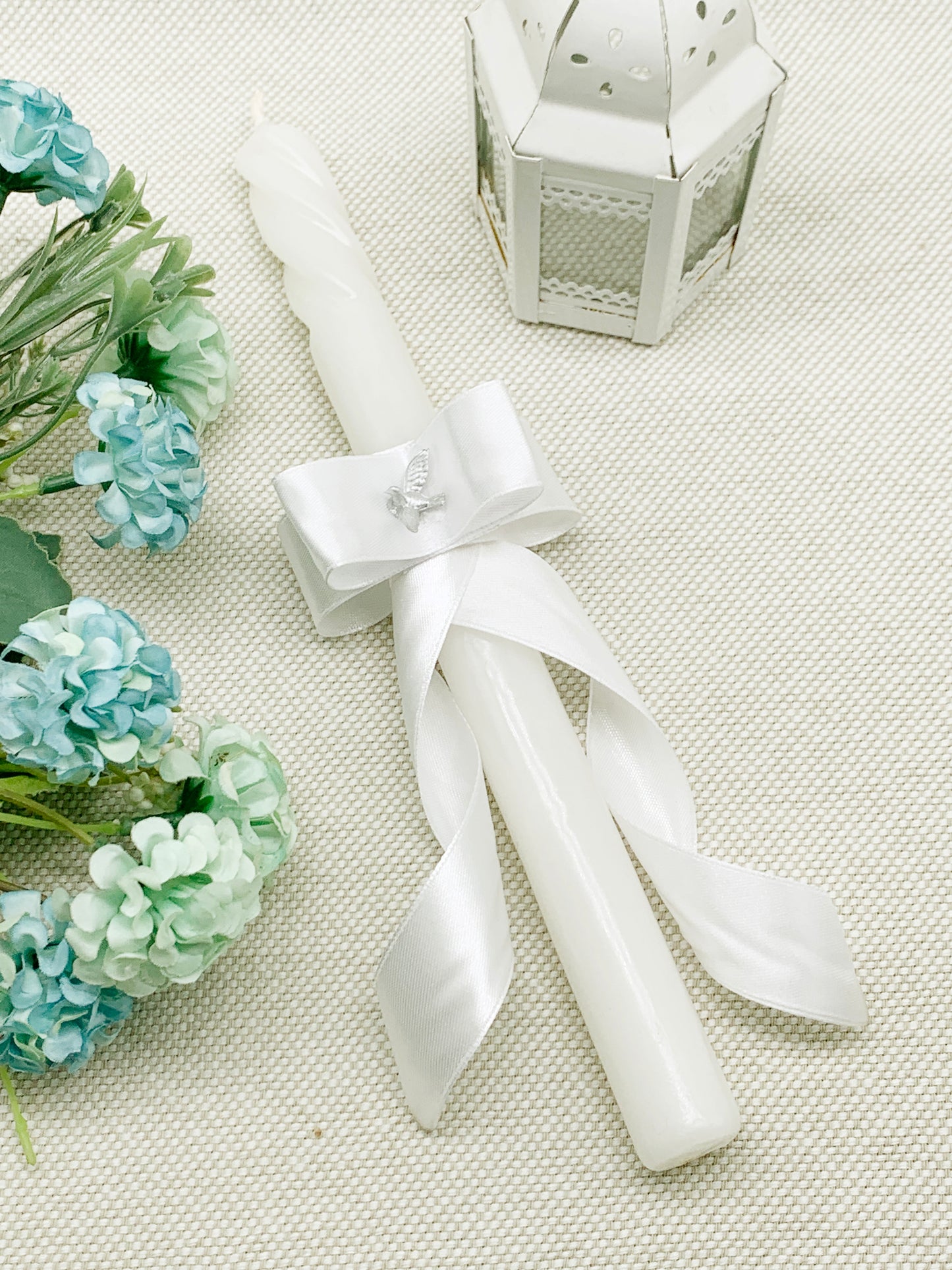 Candela torneada con lazo blanco y espíritu santo mini