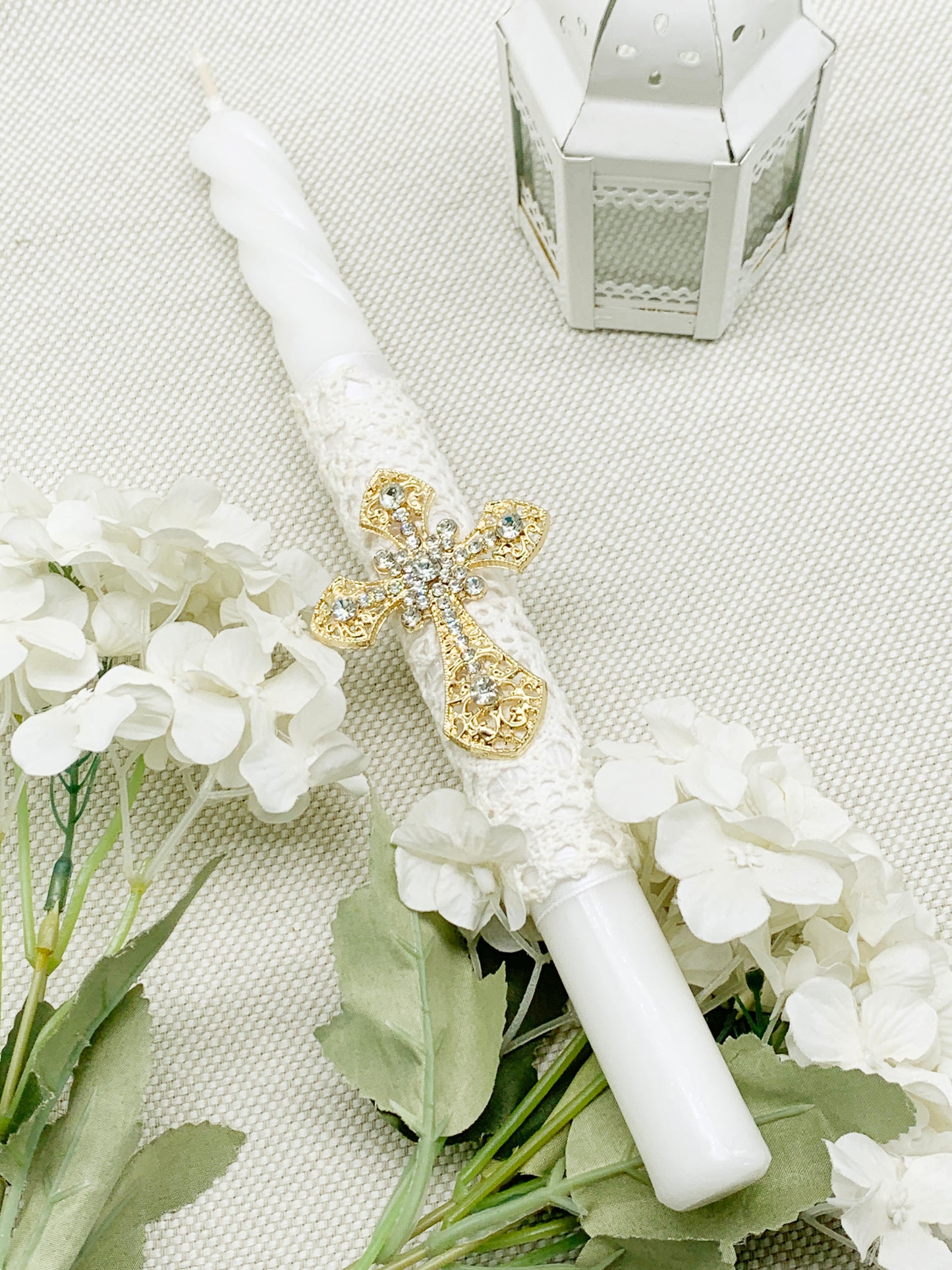 Candela torneada con cruz dorada en pedrería