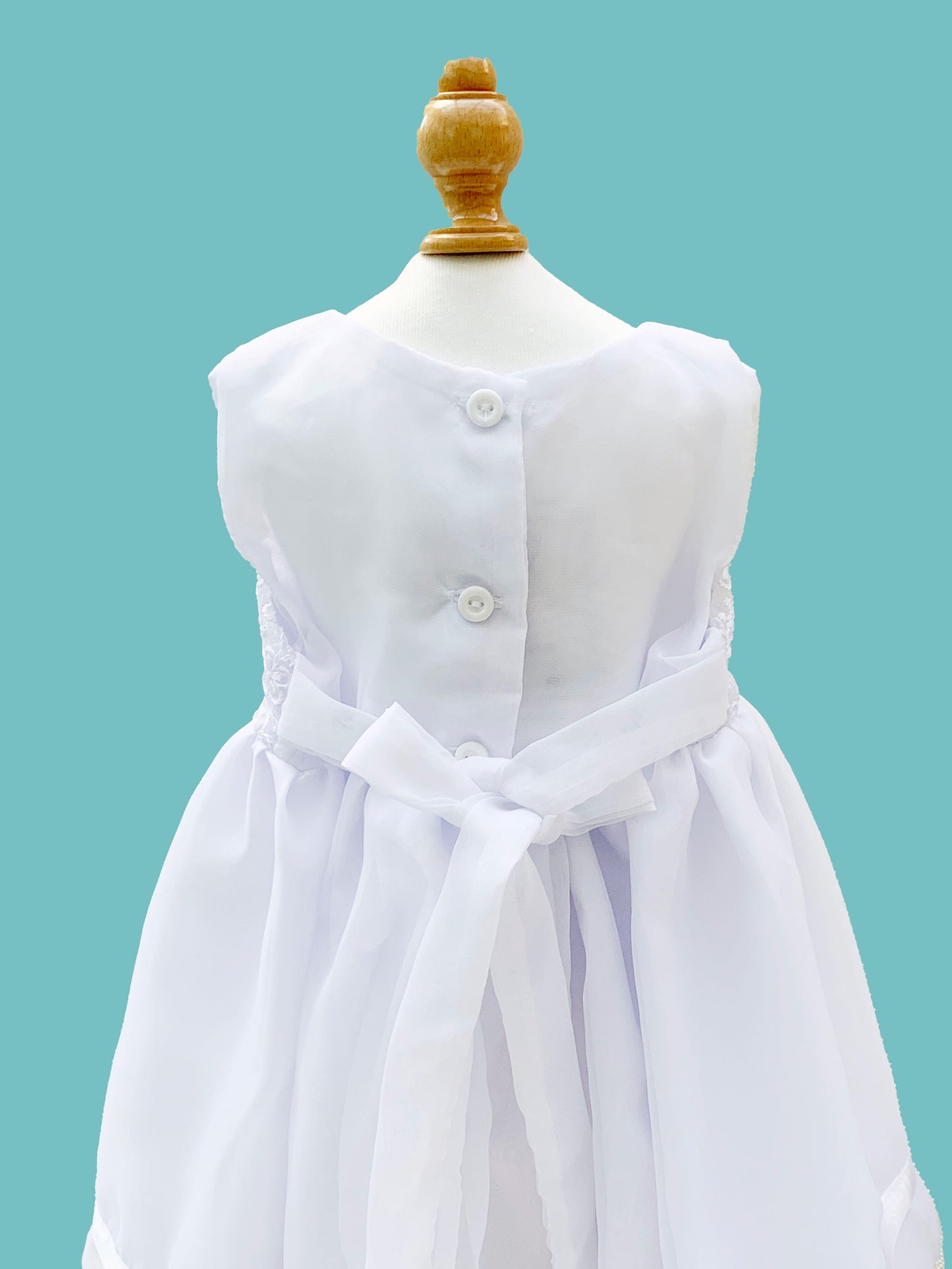 Vestido desmangado con flores bordadas labrado