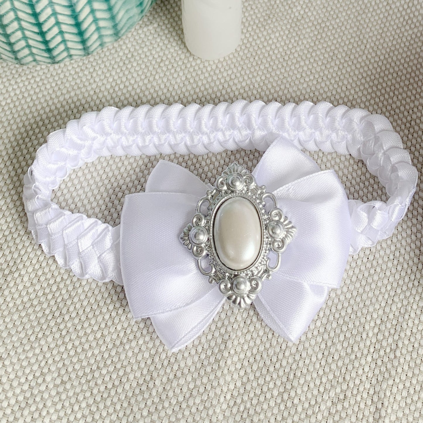Vincha de encaje elástico con detalle de camafeo relicario