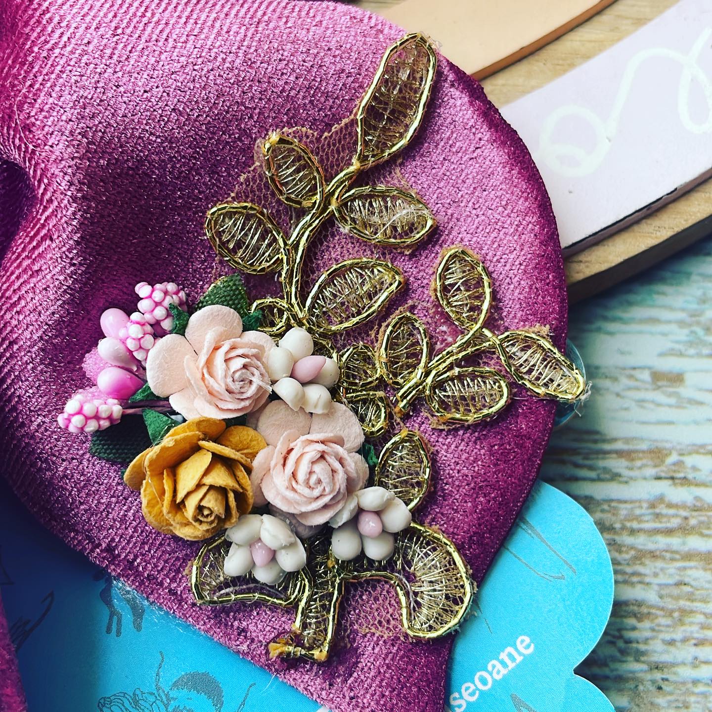 Lazo temático Barbie| Bailarina con material gamuza vino