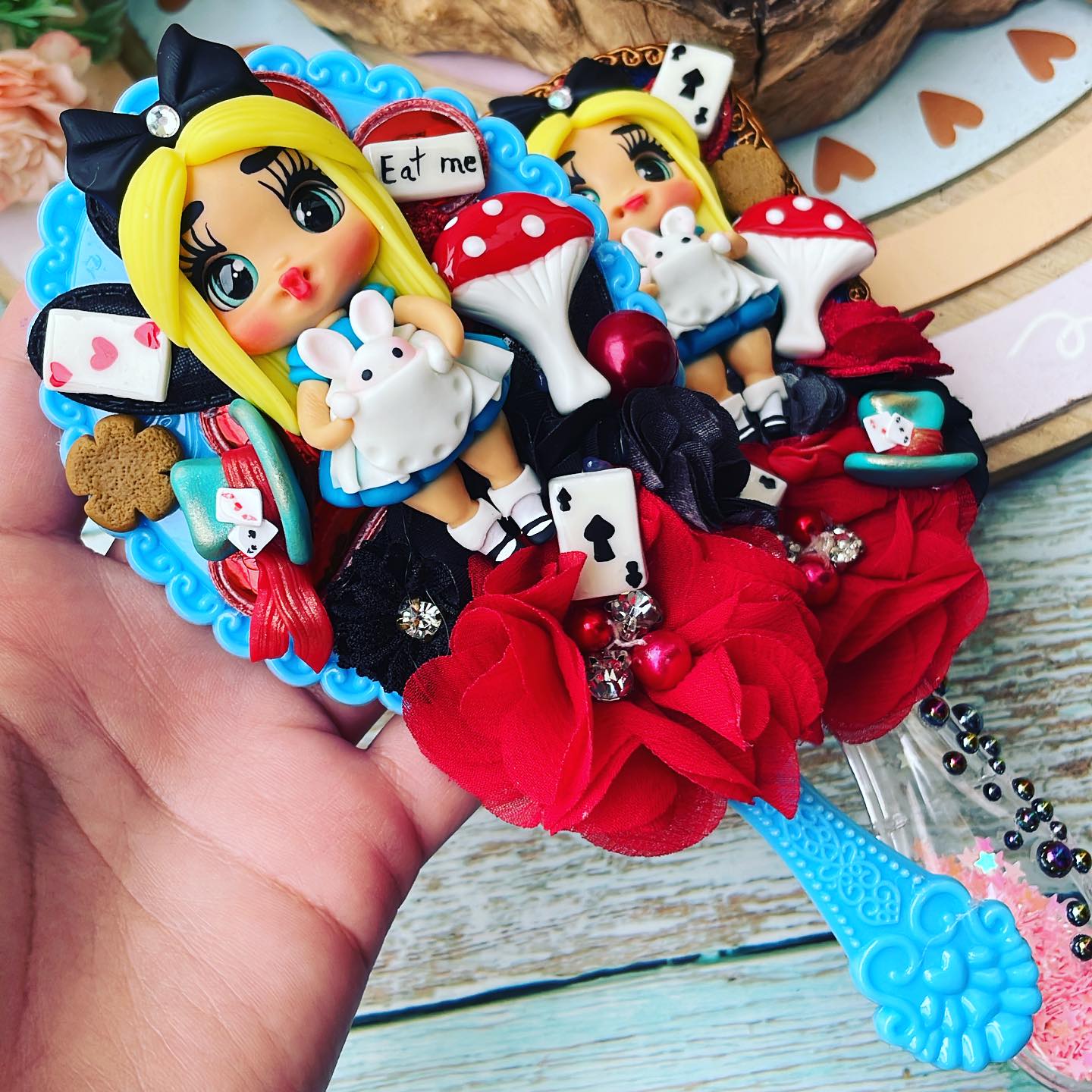 Espejito de mango temático Alicia en el País de Las Maravillas