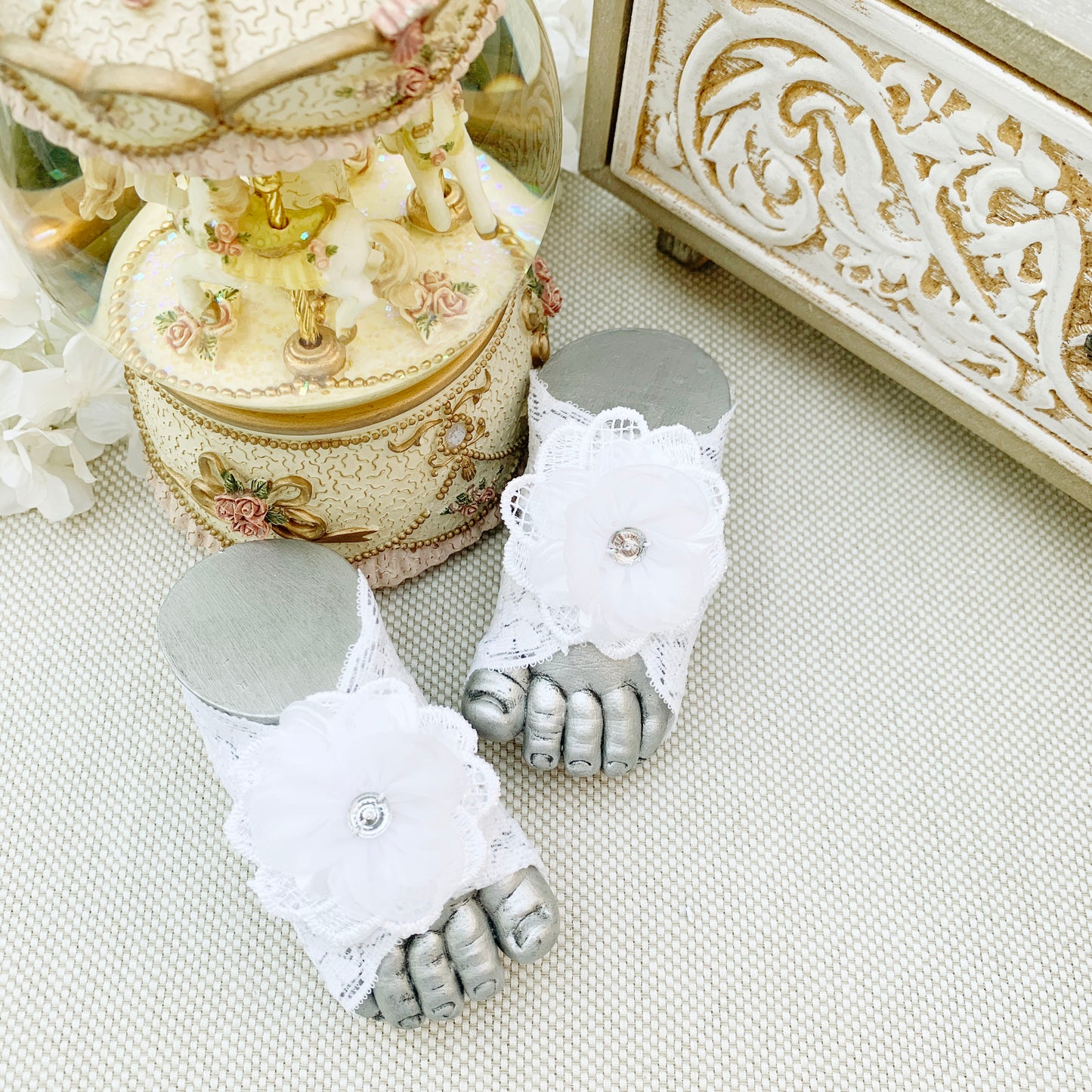 Pies descalzos con flor de organza y chispa