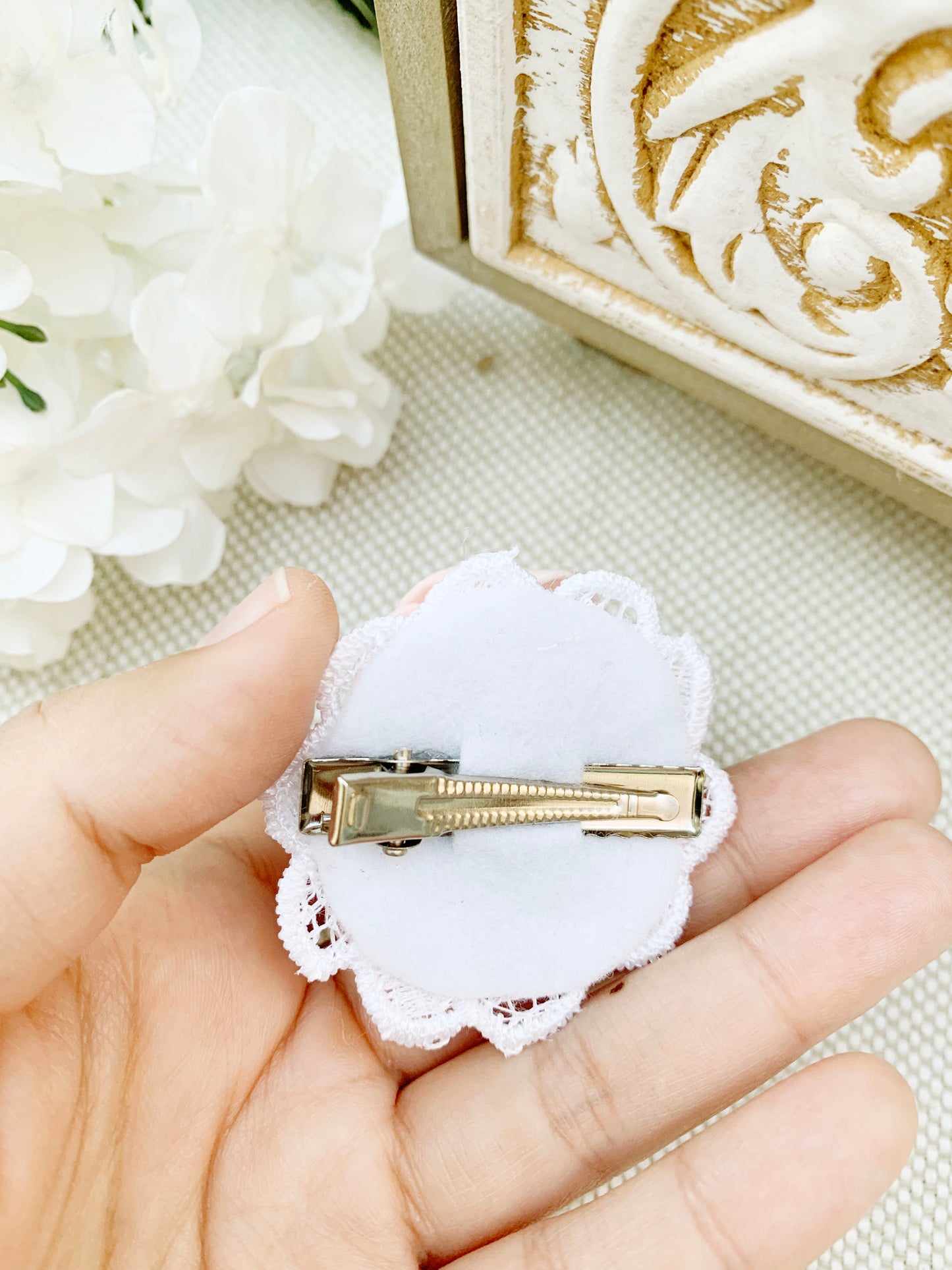 Prensa con encaje y tonos rosa