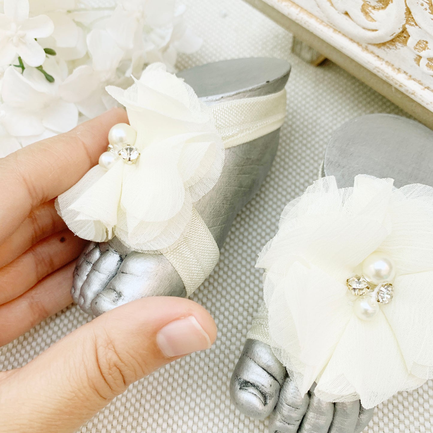 Pies descalzos de trébol ivory