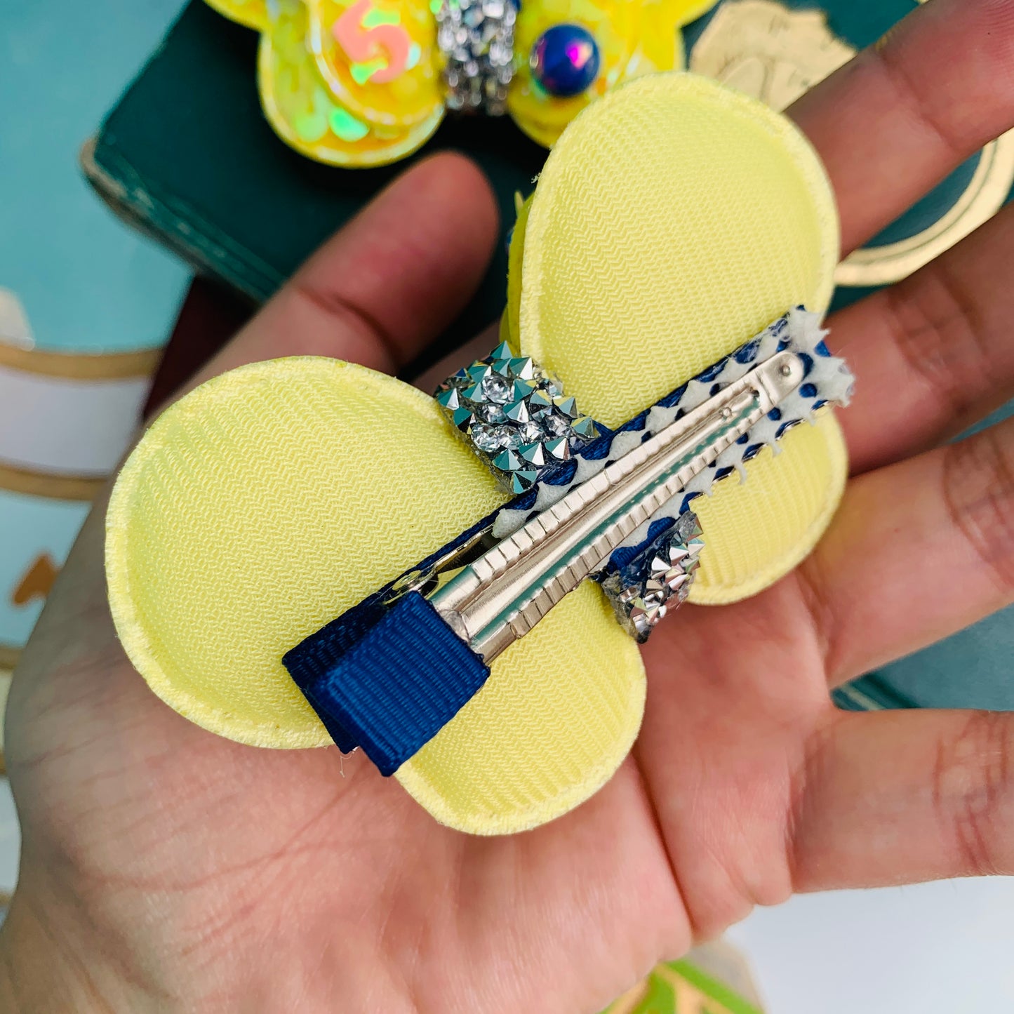 50%OFF Par de prensitas con lazos temática Escolares | Borradores y cuaderno