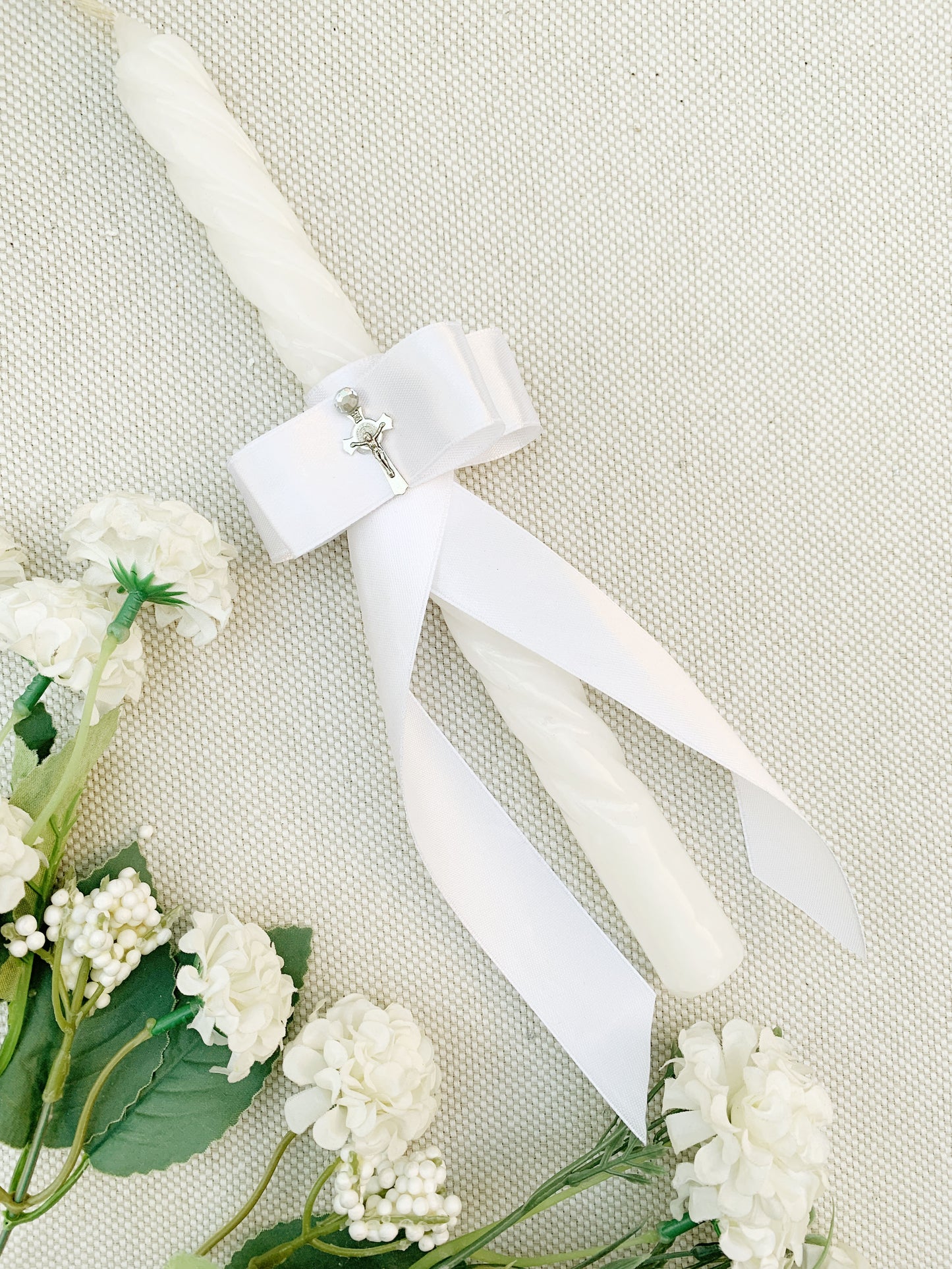 Candela torneada con lazo blanco y cruz mini