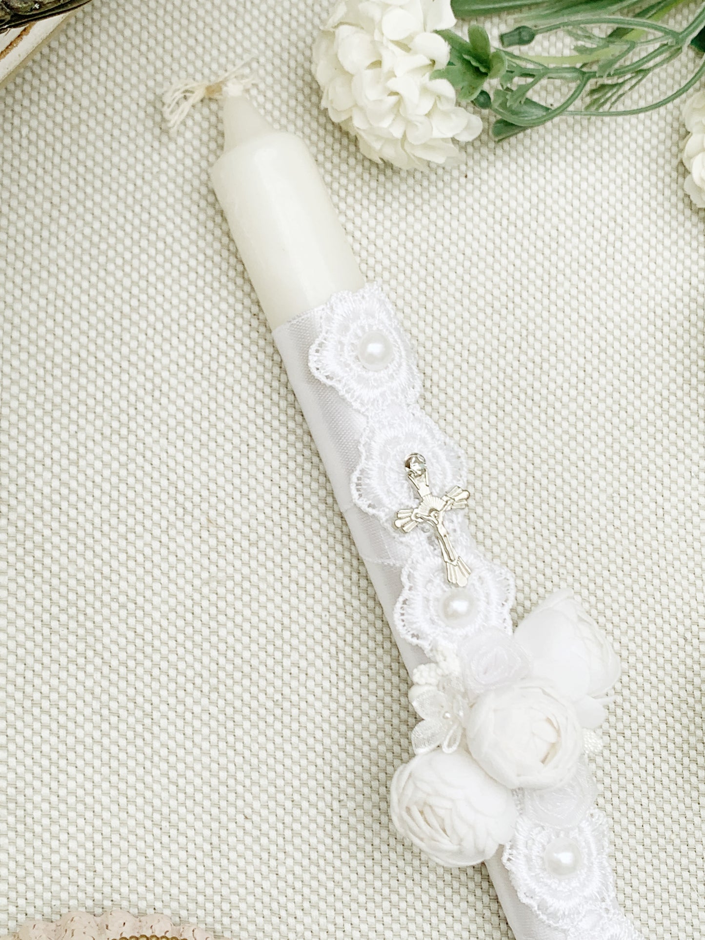 Candela Delgada con rosas blancas gamuza