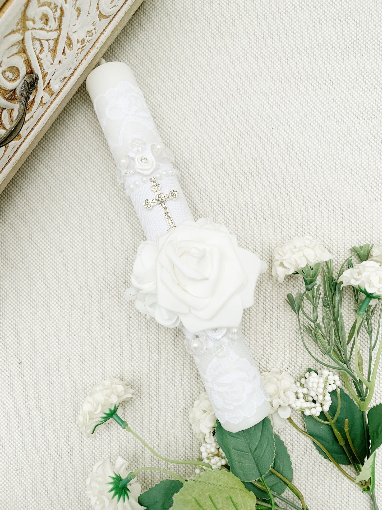 Cirio Bautismal con rosas blancas