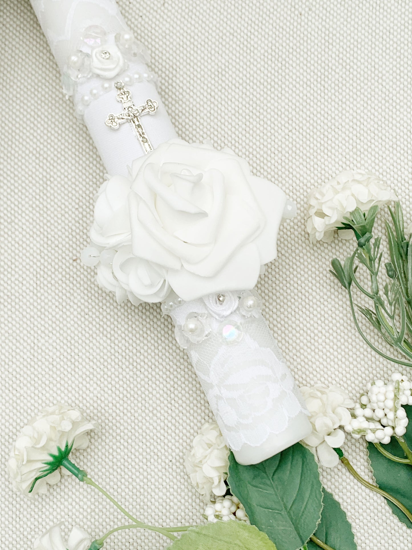 Cirio Bautismal con rosas blancas