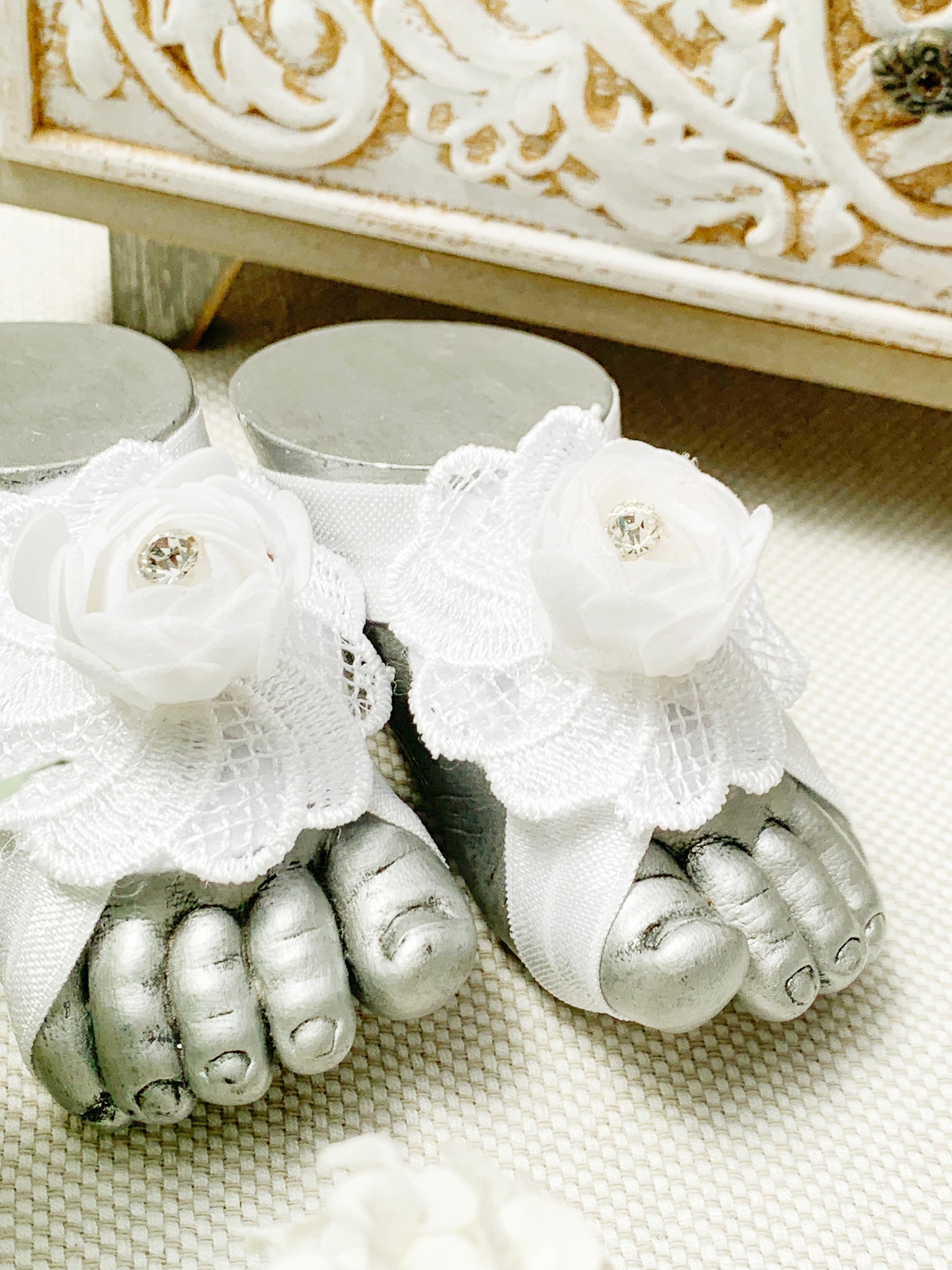 Pies descalzos con rosa tipo gamuza
