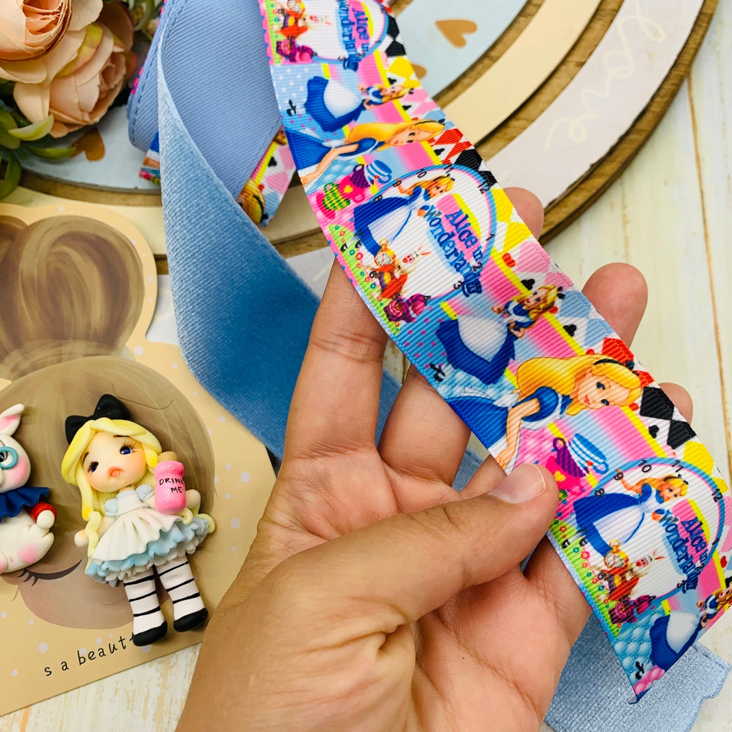 Set crea tu lazo/moño + porcelana temática Alicia en el País de las Maravillas Modelo 3