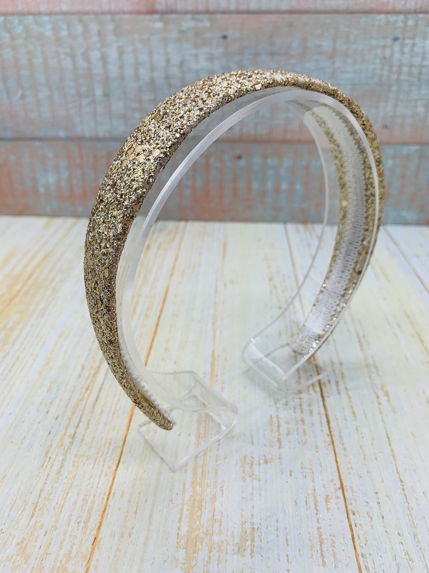Diadema con glitter dorado