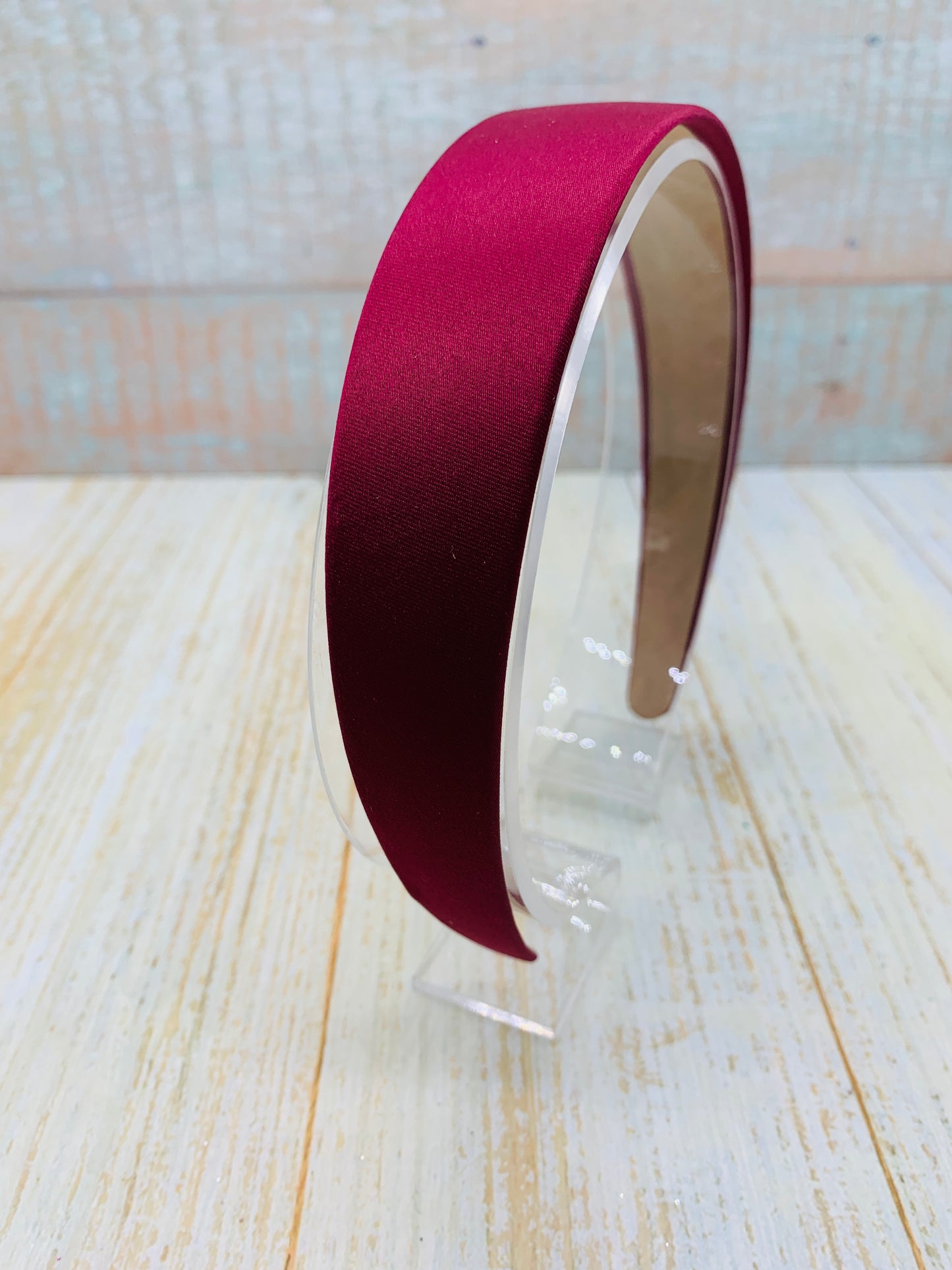 Diadema color vino satín