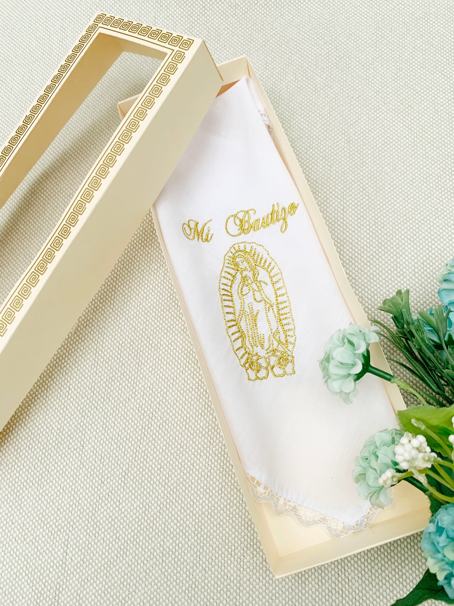 Pañito Docoma Virgencita de Guadalupe opción de color dorado o plateado