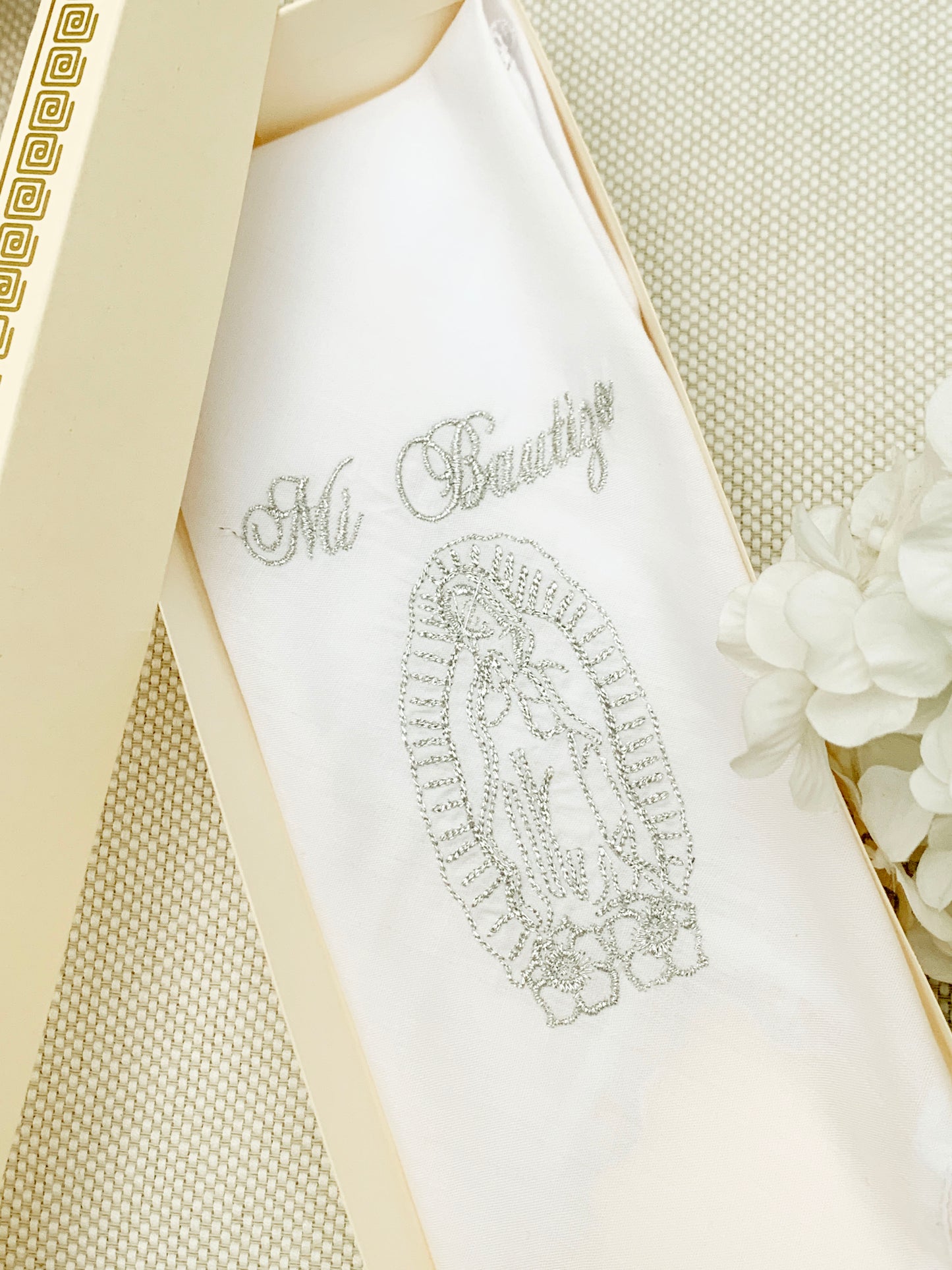 Pañito Docoma Virgencita de Guadalupe opción de color dorado o plateado