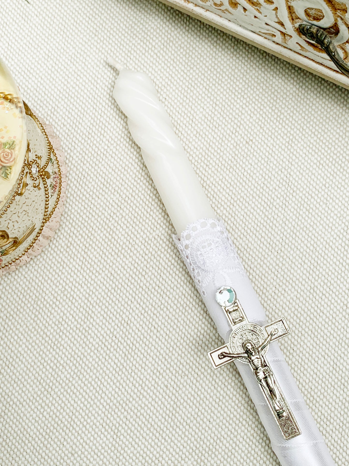 Candela torneada con encaje y cruz plateada