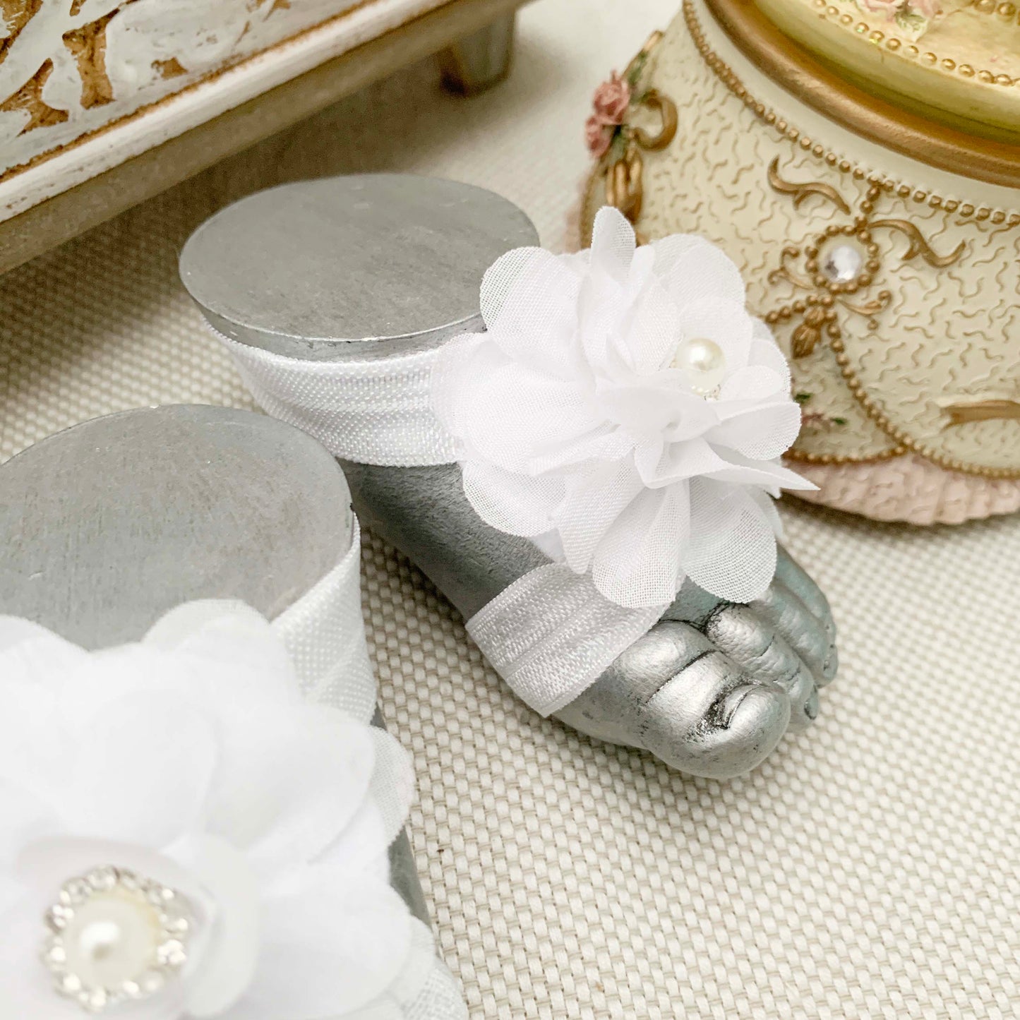 Pies descalzos con flor redonda y centro Modelo 1