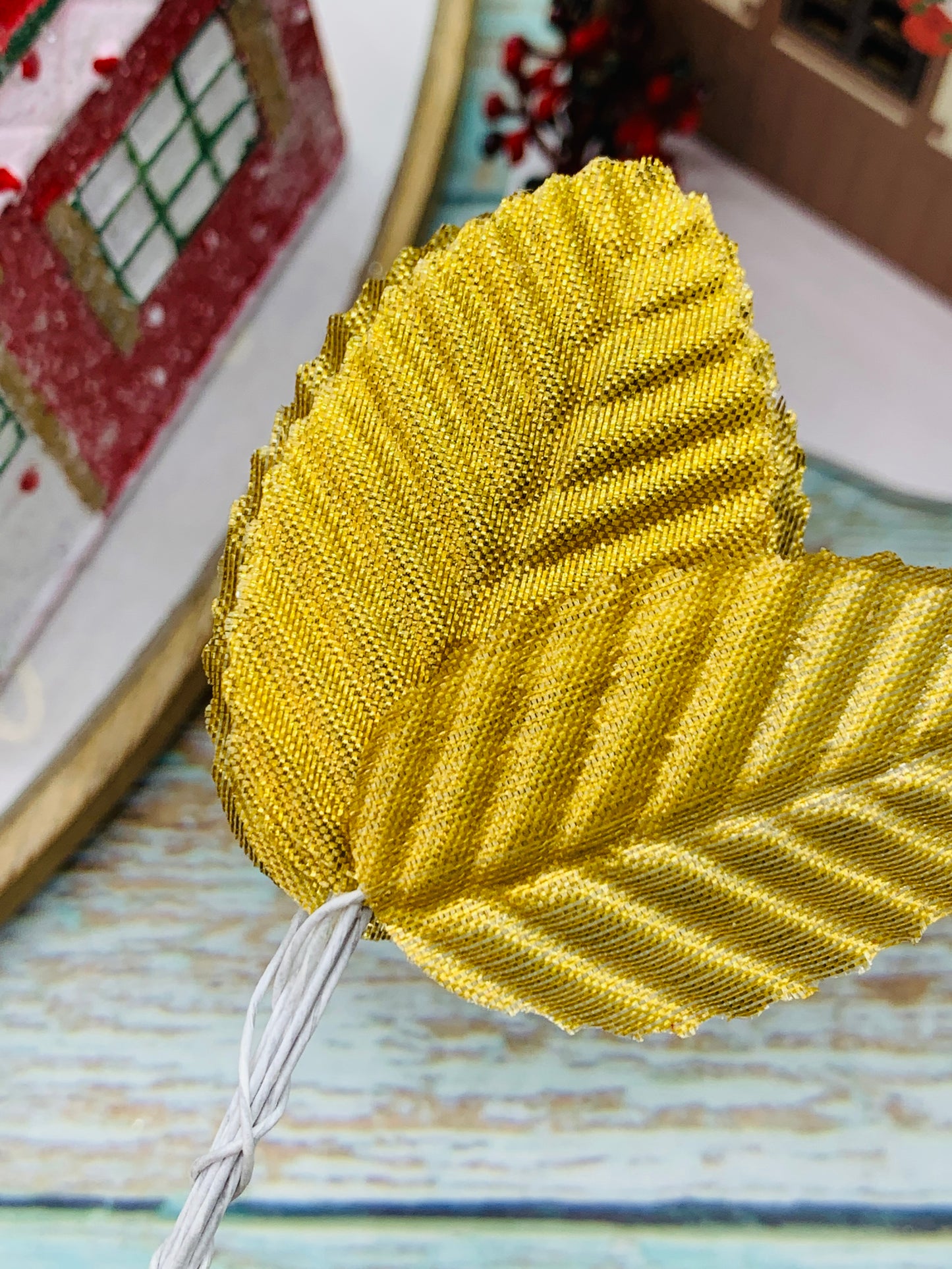 Hojas doradas ( Paquete 10 und) 3cm Ancho y 5cm de largo