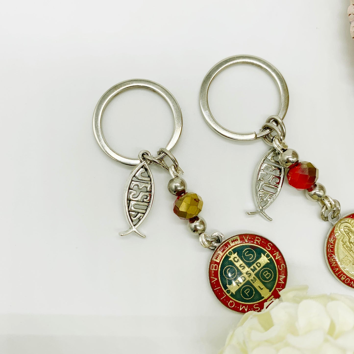 Llavero San Benito con palabra Jesús rojo