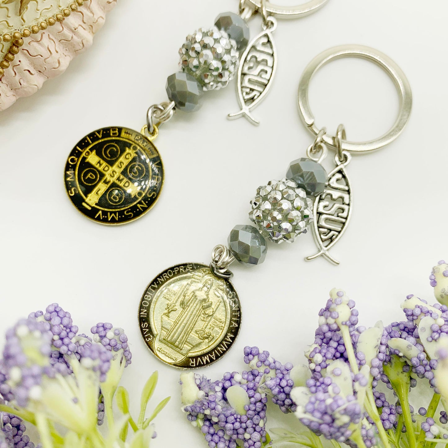 Llavero de San Benito medalla negra con dorado y borla gris