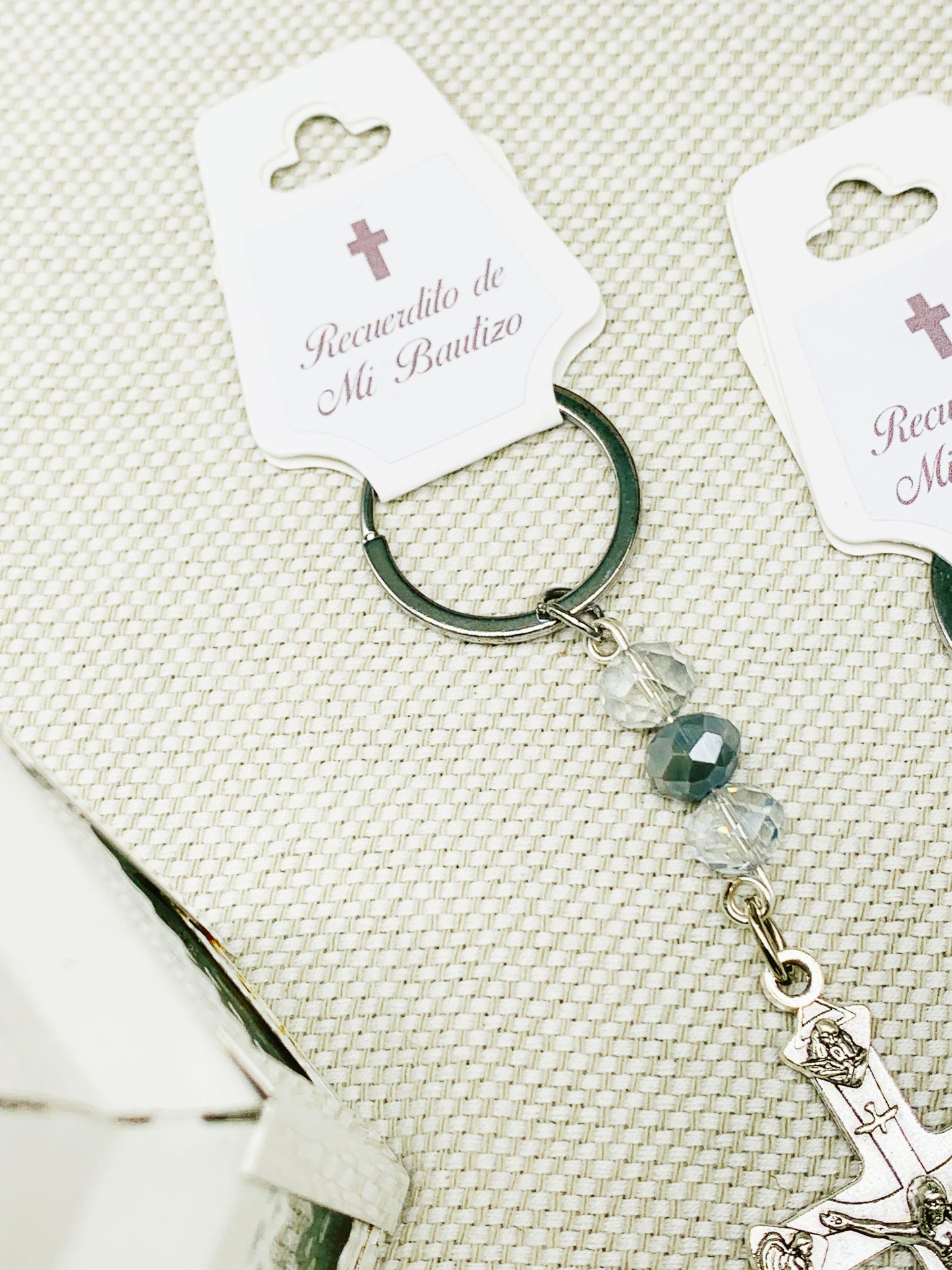 Llavero con cruz y pedrería