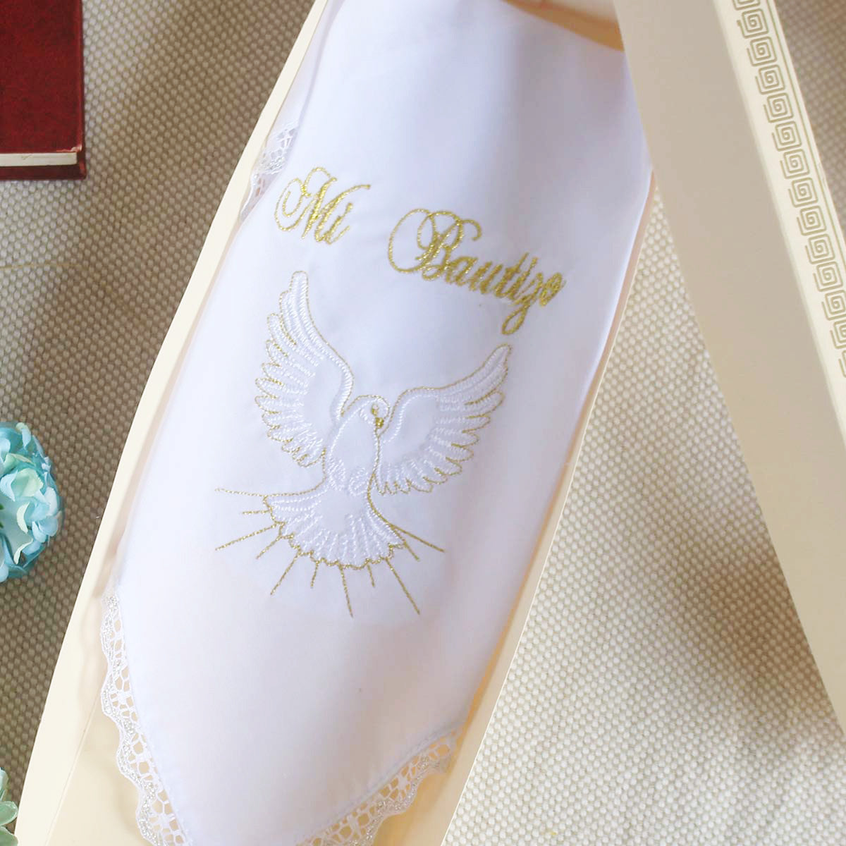 Pañito Docoma Espíritu Santo opción de color dorado o plateado