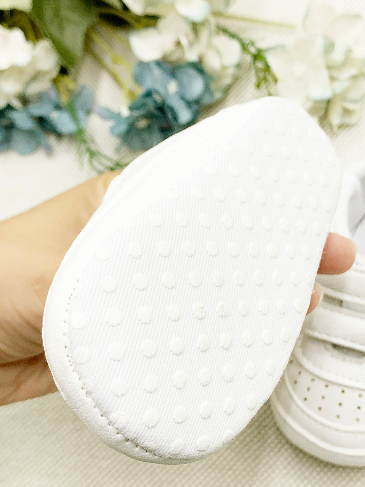 Zapato bautismal tipo tenis con velcro doble suave