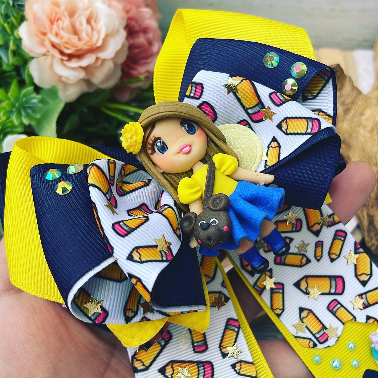 Lazo temático Escolares | Niñita con detalles amarillo