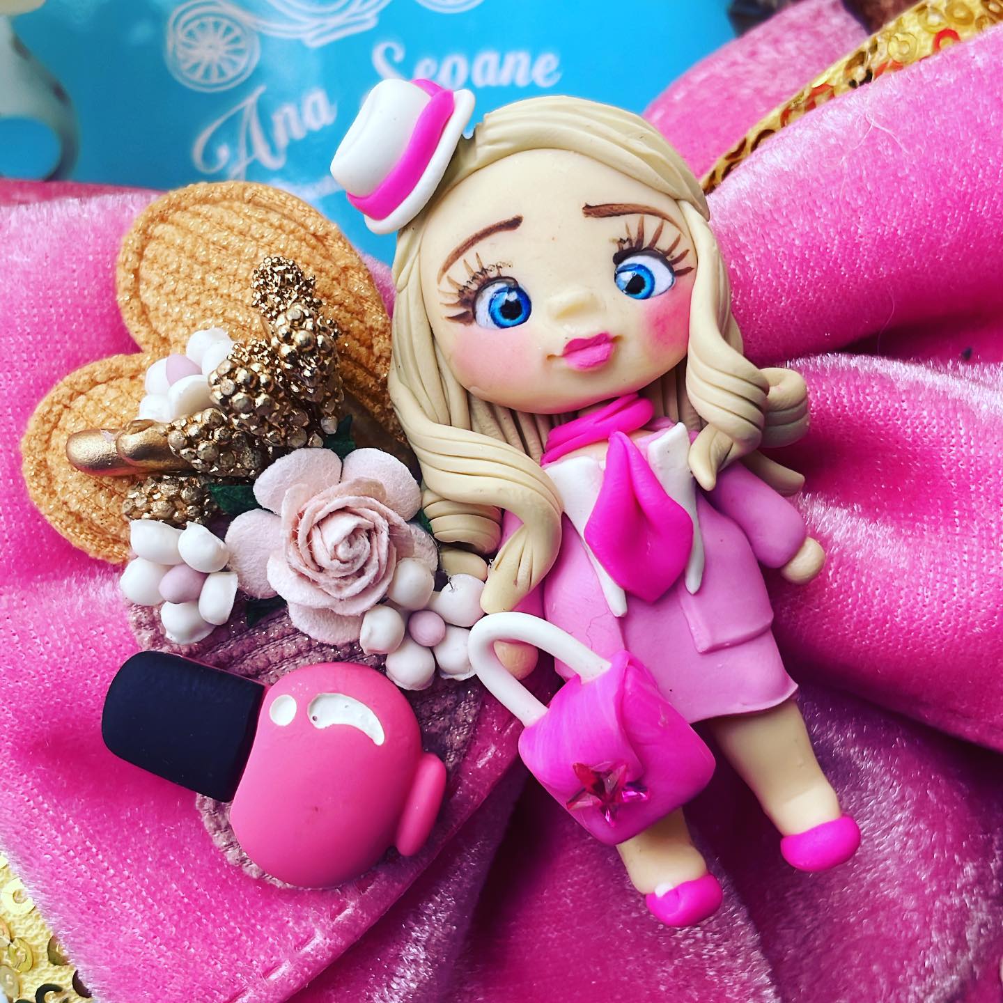 Lazo temático Barbie| Azafata con material gamuza fucsia