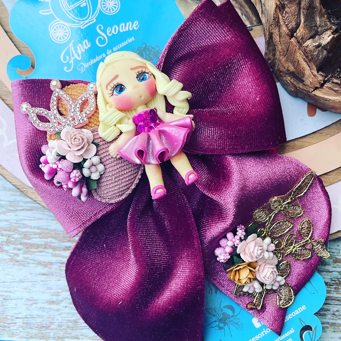 Lazo temático Barbie| Baquera con material gamuza vino