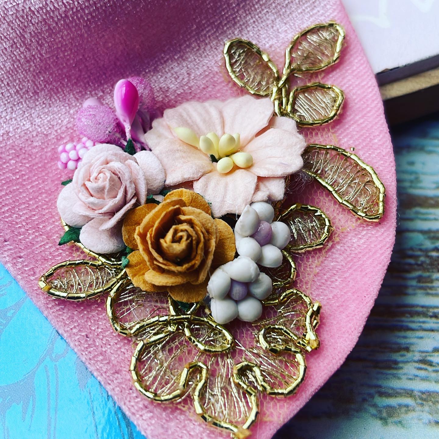 Lazo temático Barbie| Niña camping con material gamuza rosado