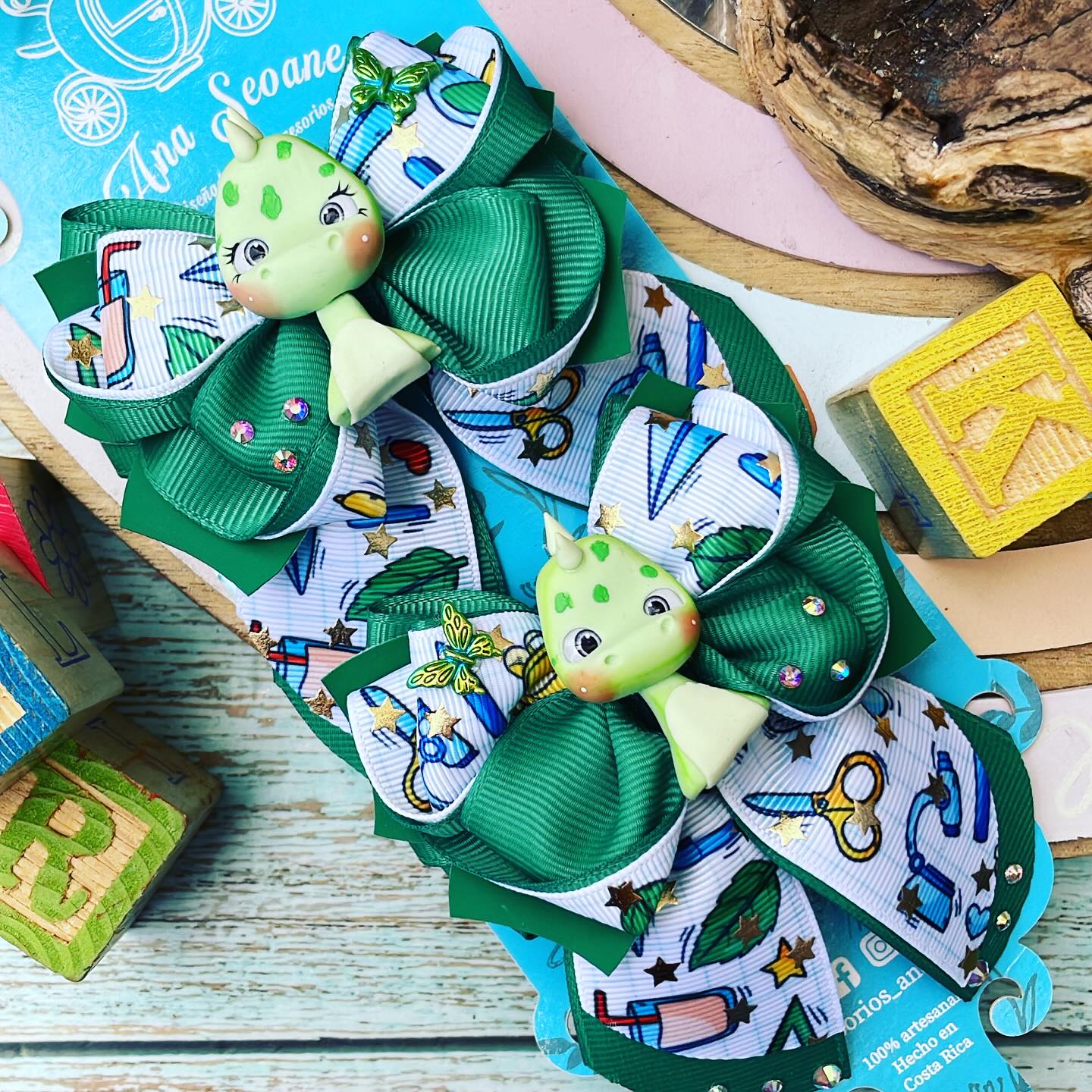 Par de prensitas con lazos temática Escolares | Dinosaurios