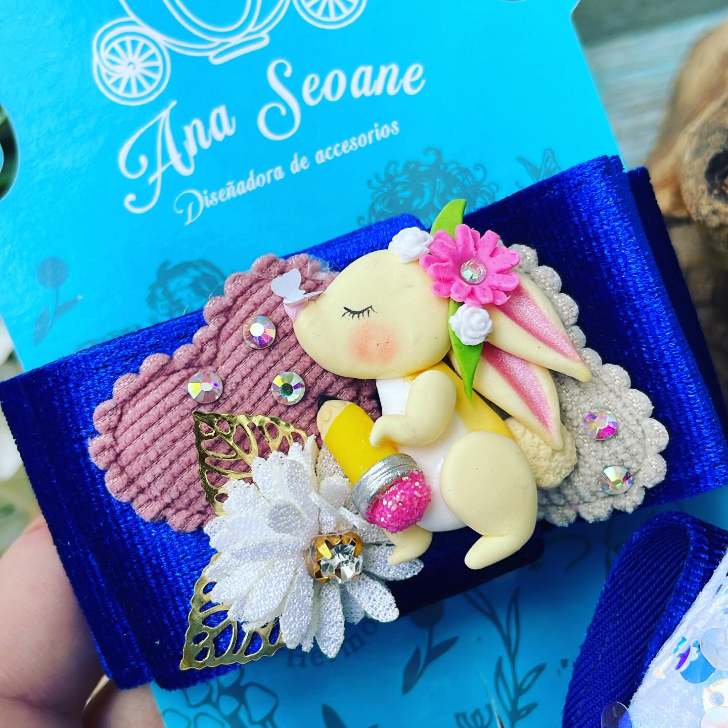 Par de prensitas con 2 lazos temática Escolares |Conejita + niñita