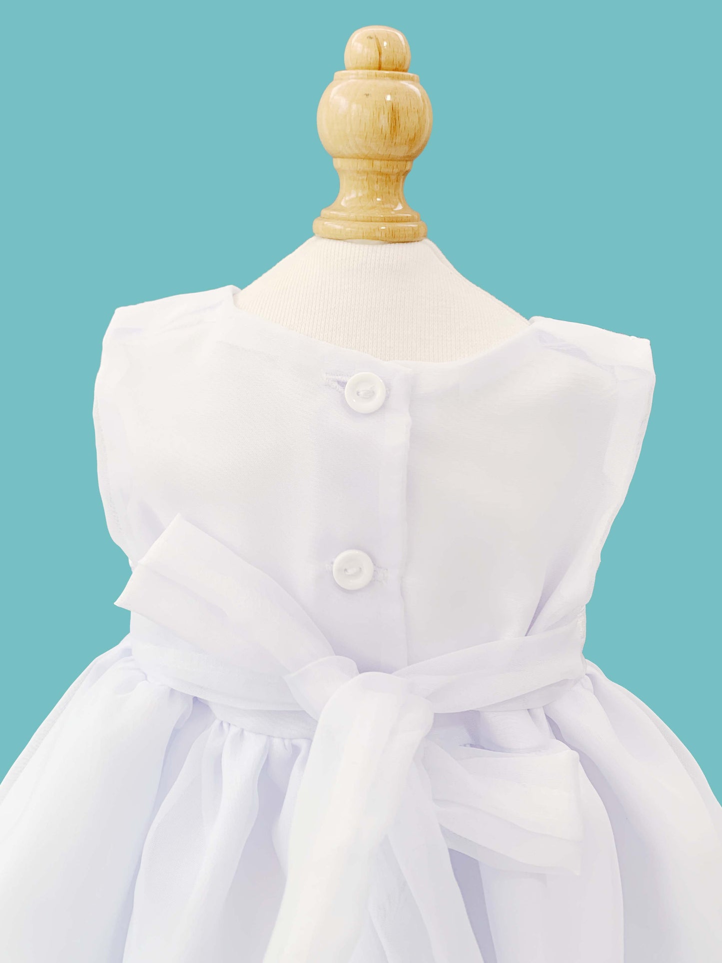 Vestido desmangado con flor
