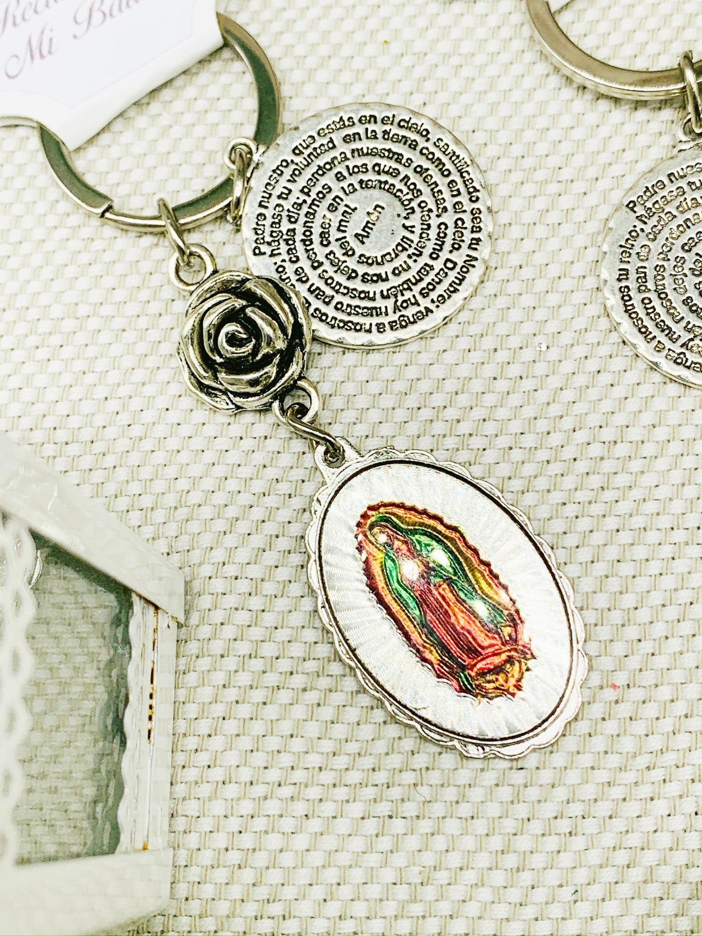 Llavero con Rosa de Guadalupe Virgencita y Padre Nuestro