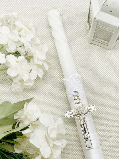 Candela torneada con encaje y cruz plateada