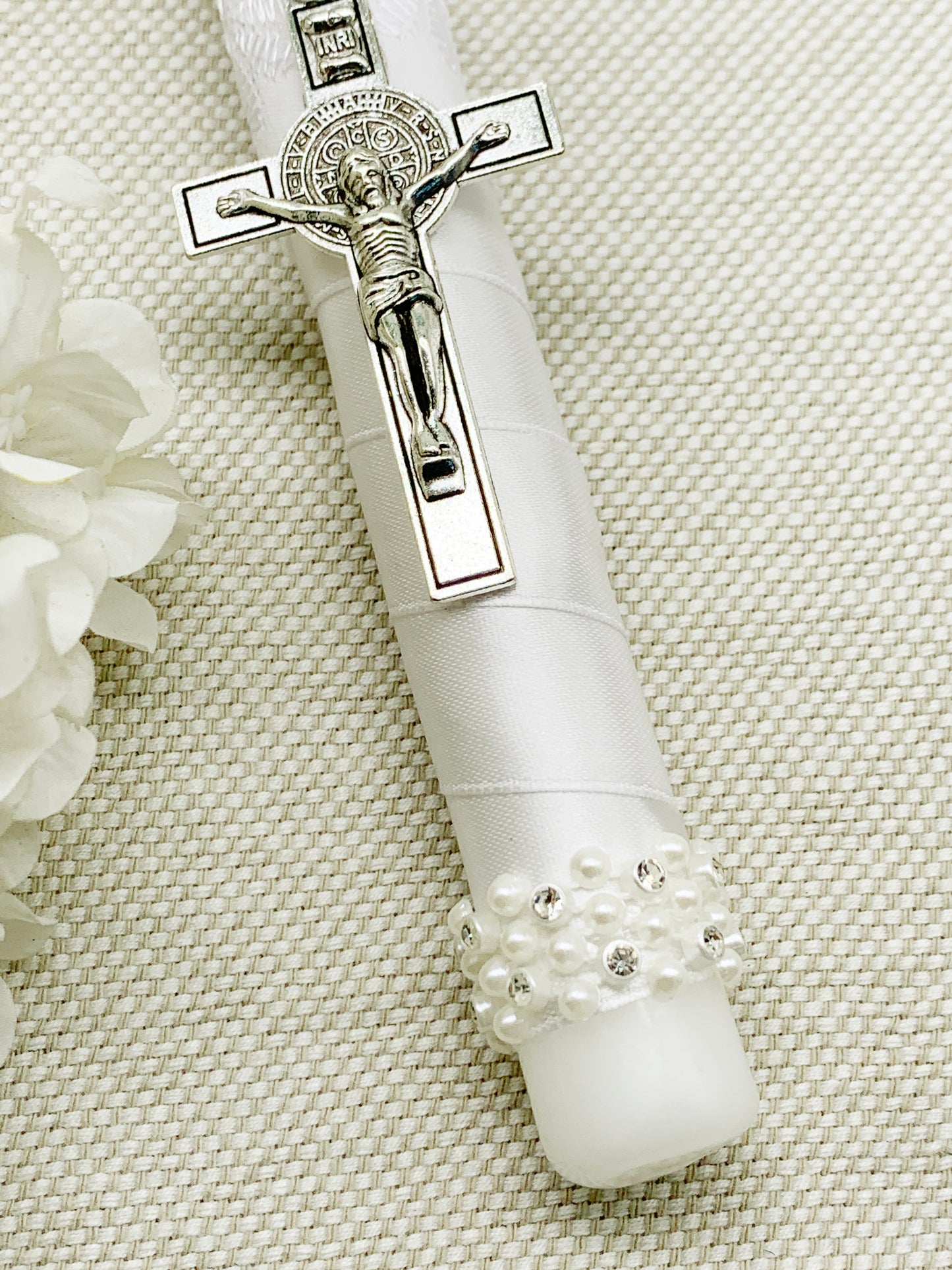 Candela torneada con encaje y cruz plateada