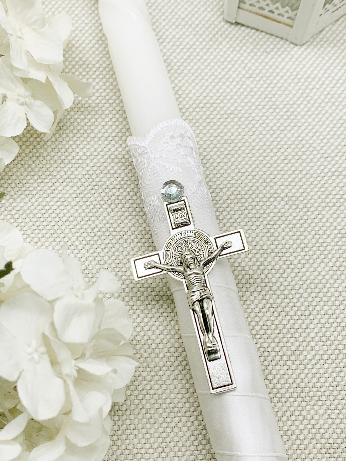 Candela torneada con encaje y cruz plateada