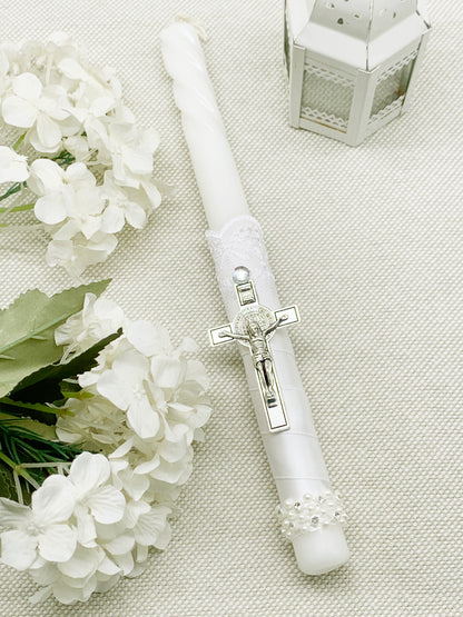 Candela torneada con encaje y cruz plateada