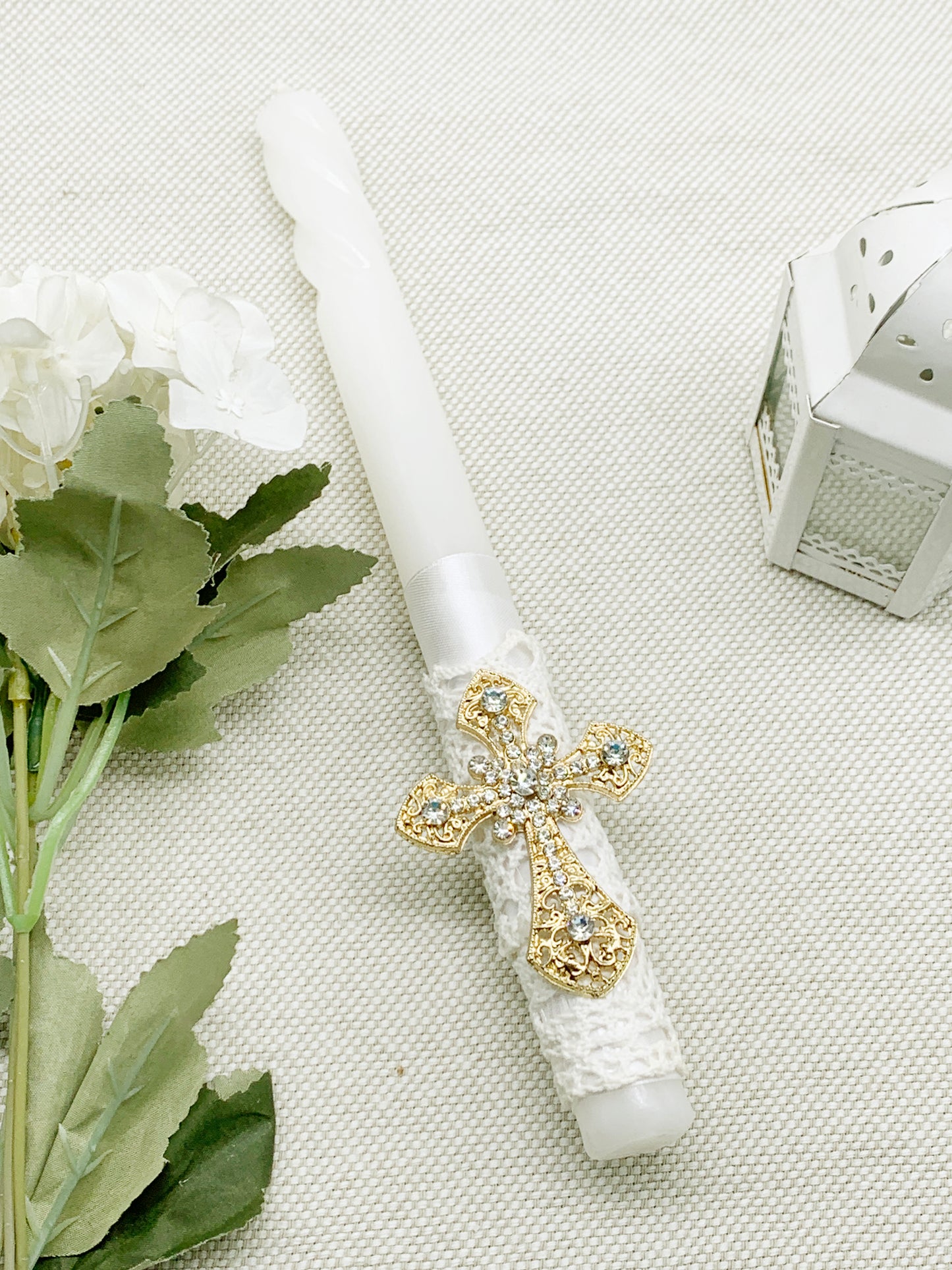 Candela torneada con cruz en pedrería