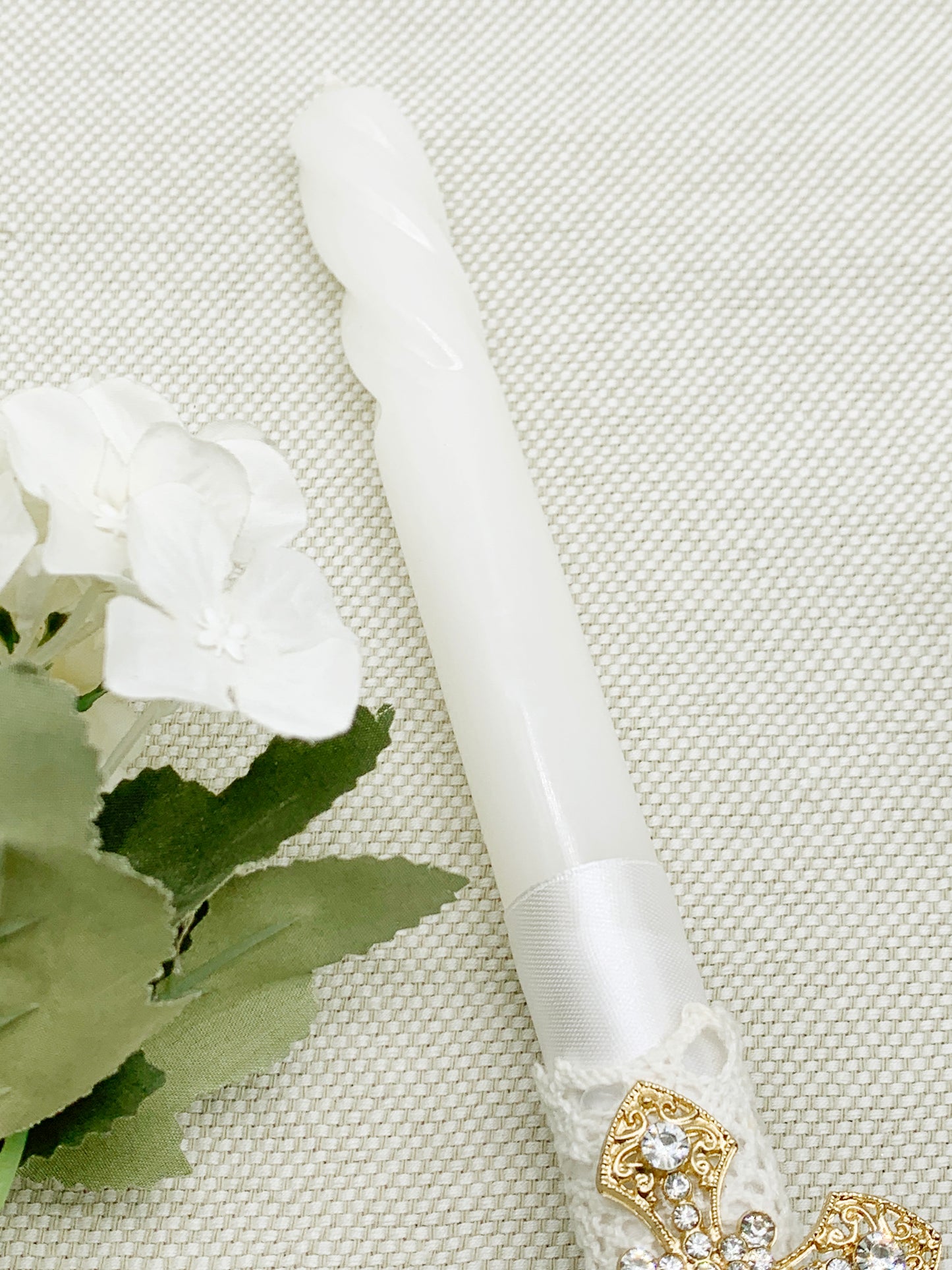 Candela torneada con cruz en pedrería