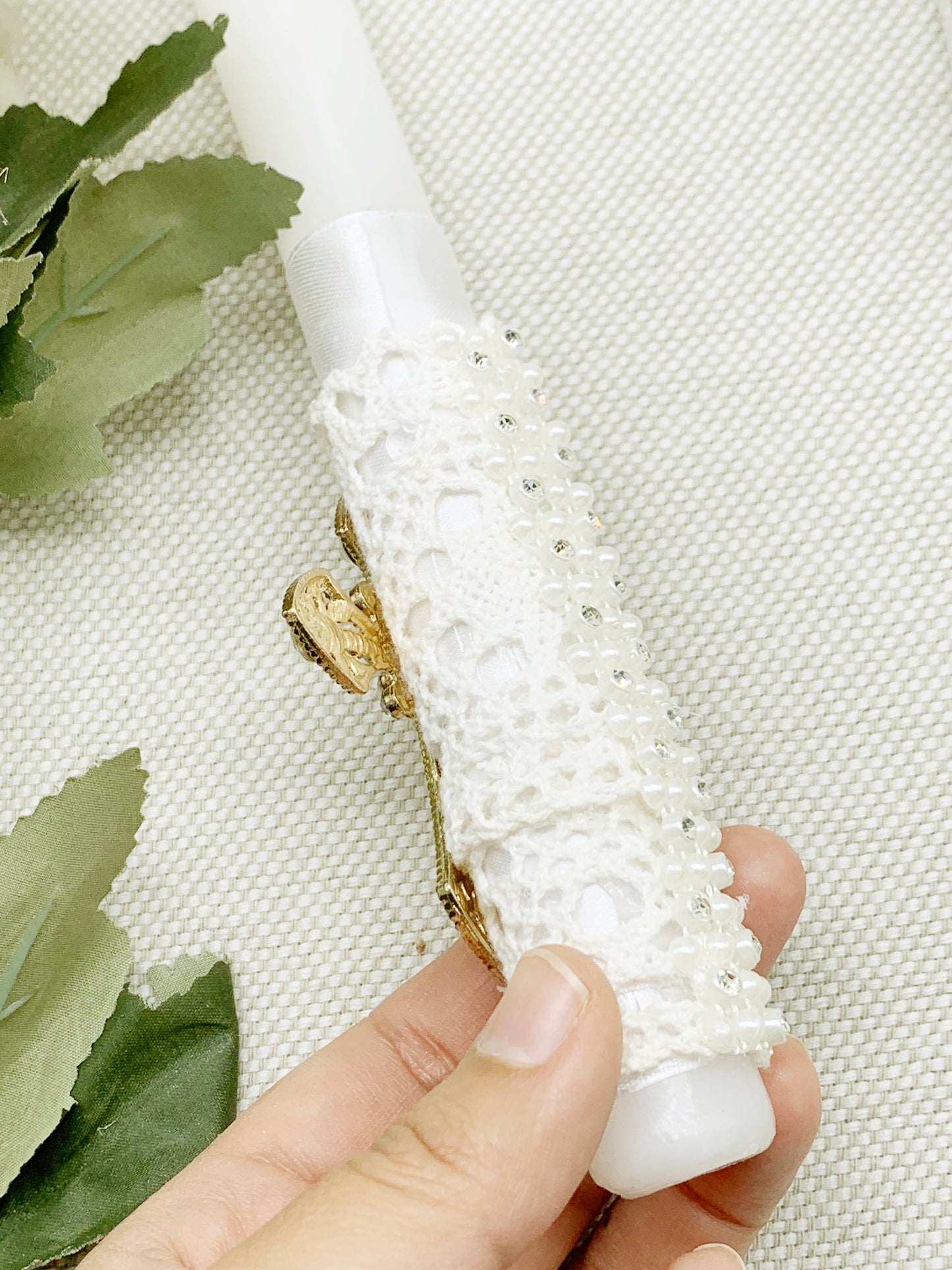 Candela torneada con cruz en pedrería