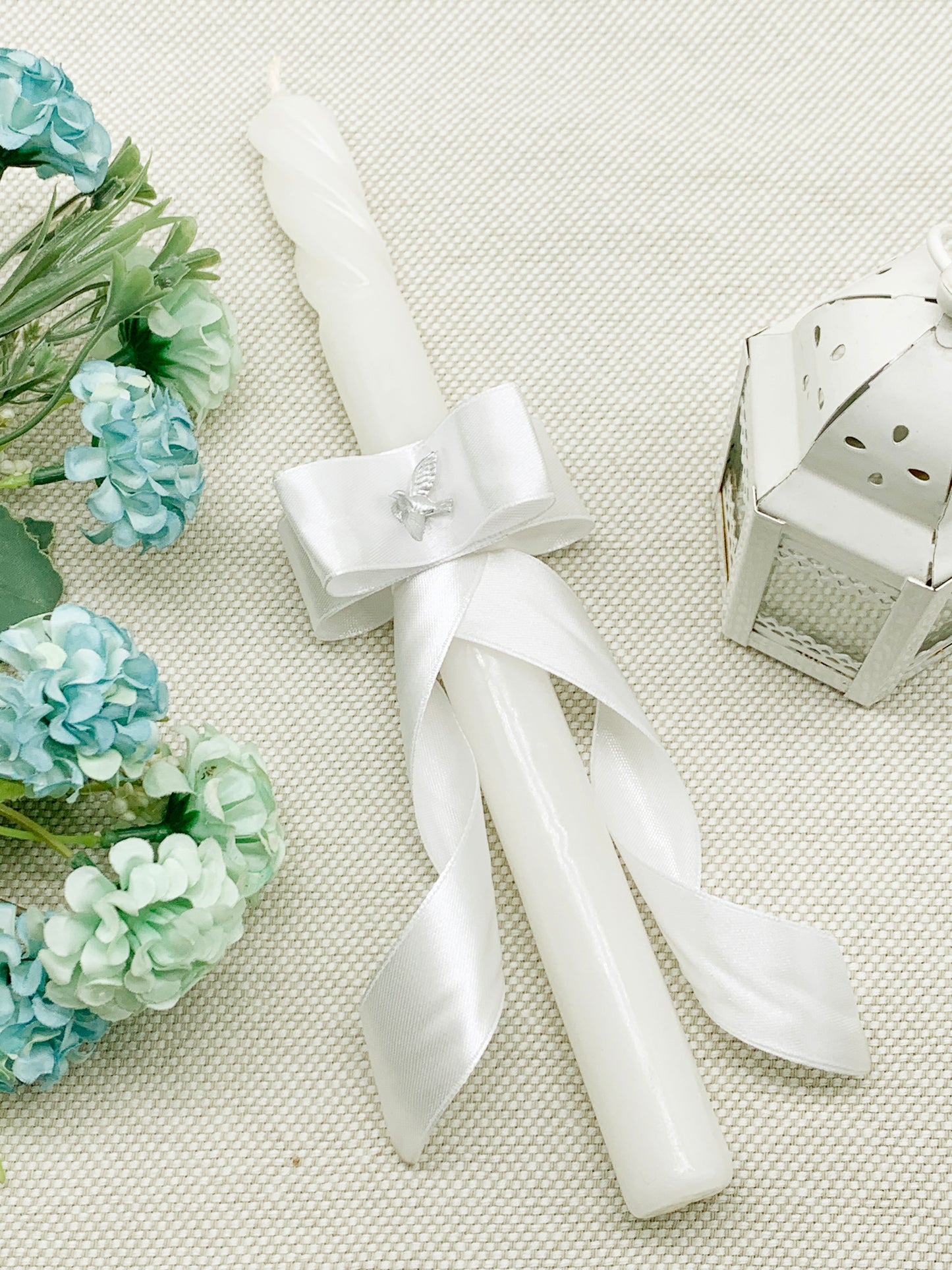 Candela torneada con lazo blanco y espíritu santo mini