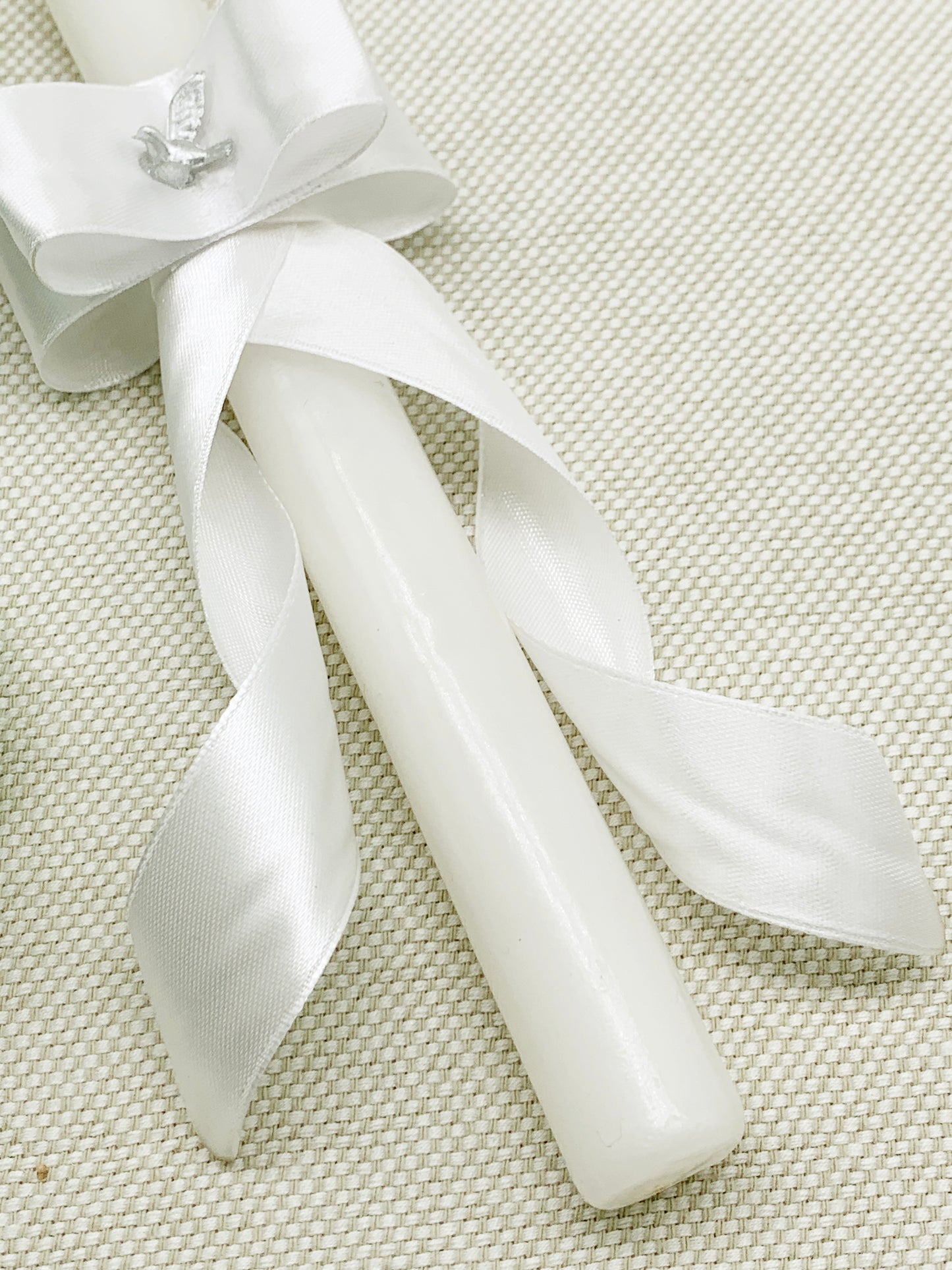 Candela torneada con lazo blanco y espíritu santo mini