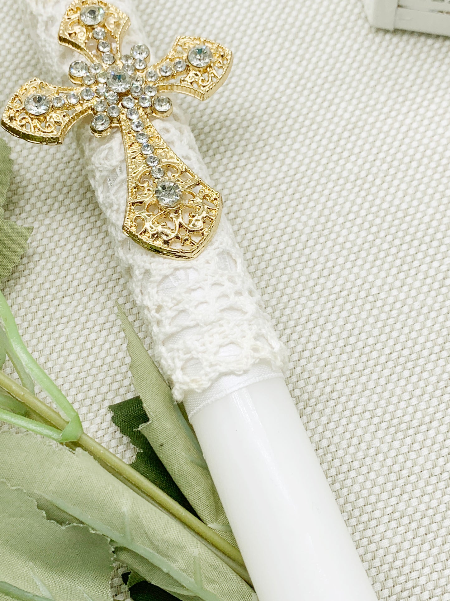 Candela torneada con cruz dorada en pedrería