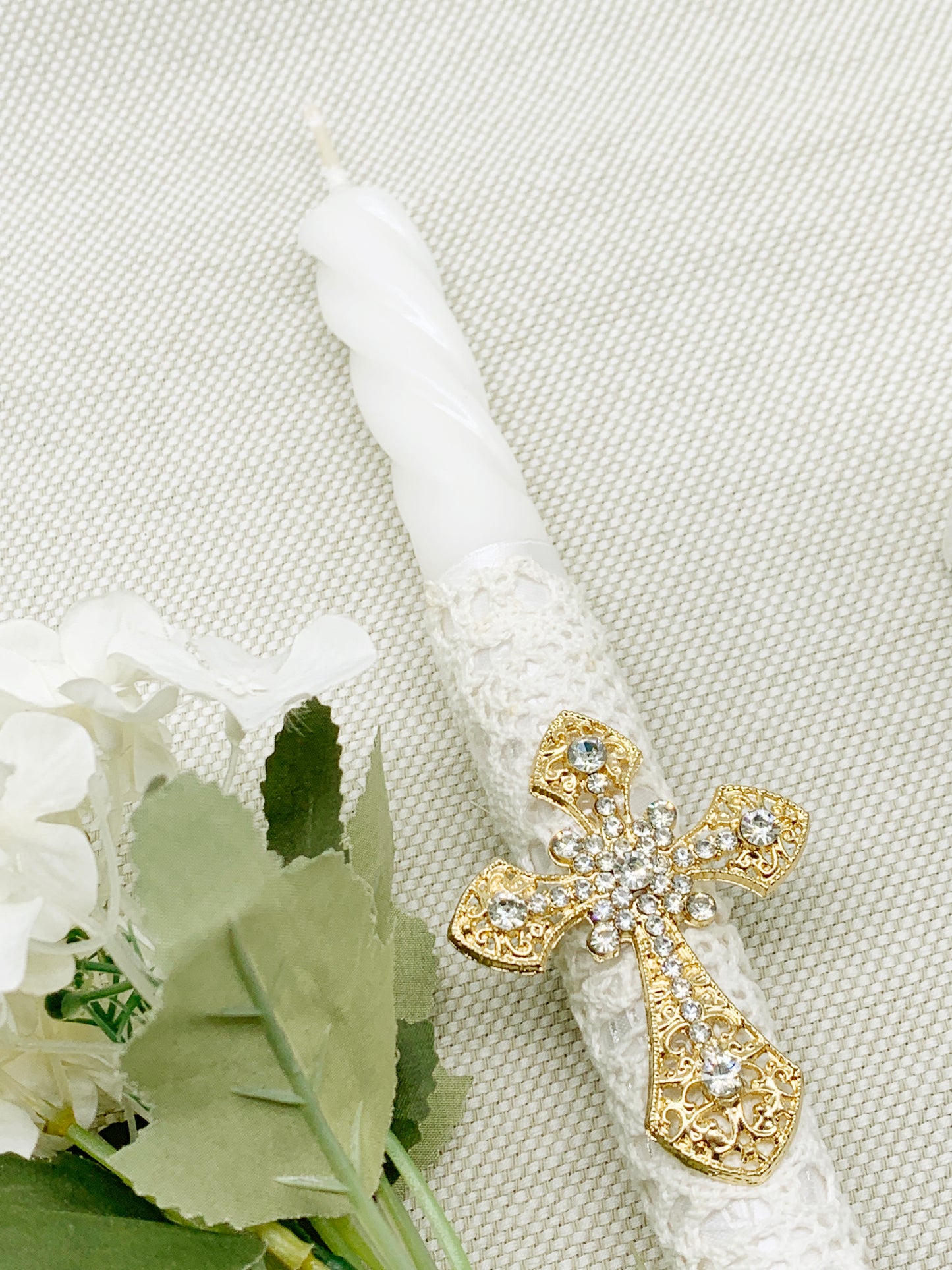 Candela torneada con cruz dorada en pedrería