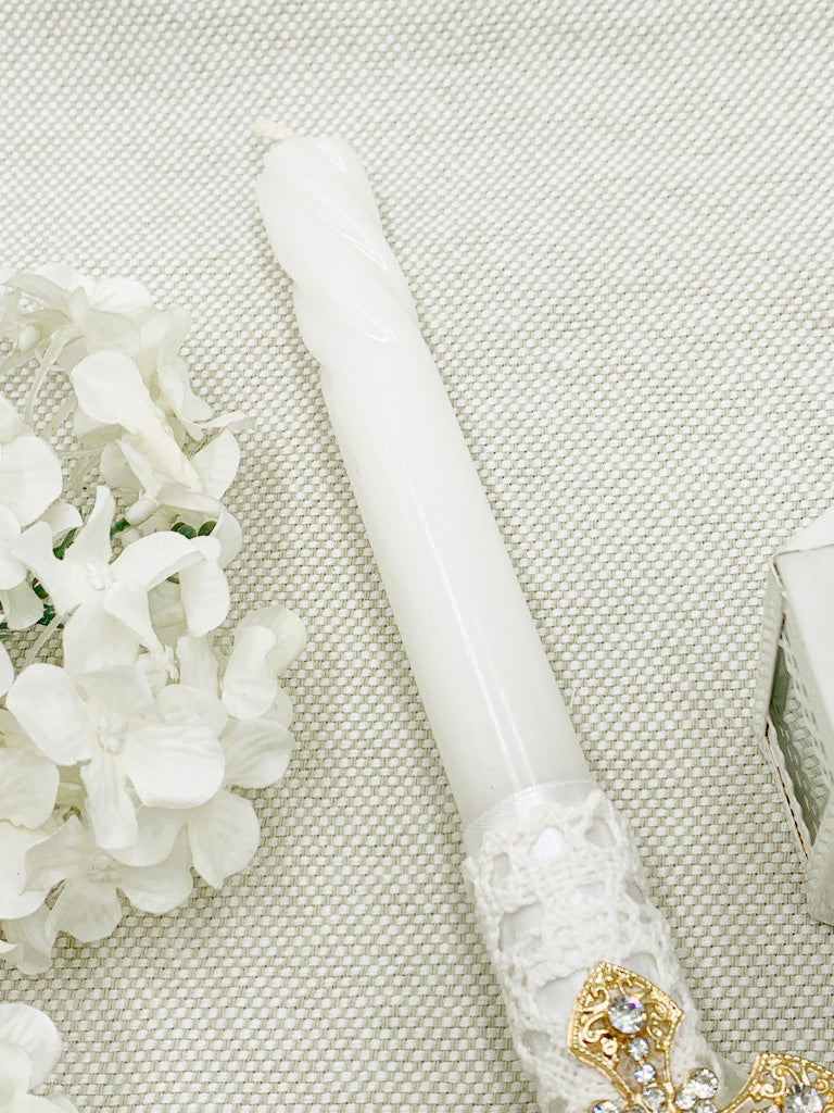 Candela torneada con cruz en pedrería