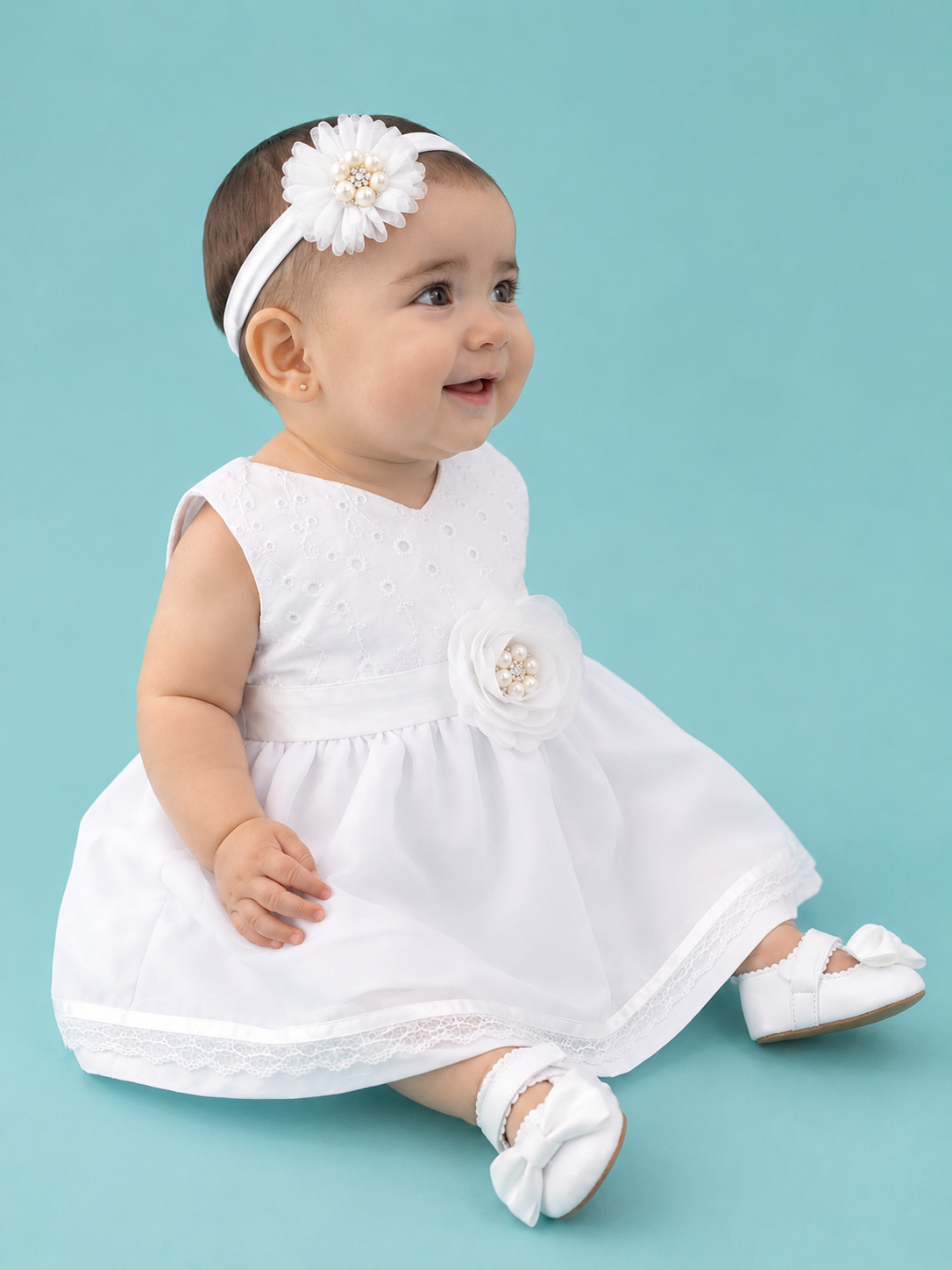 Vestido desmangado con flor