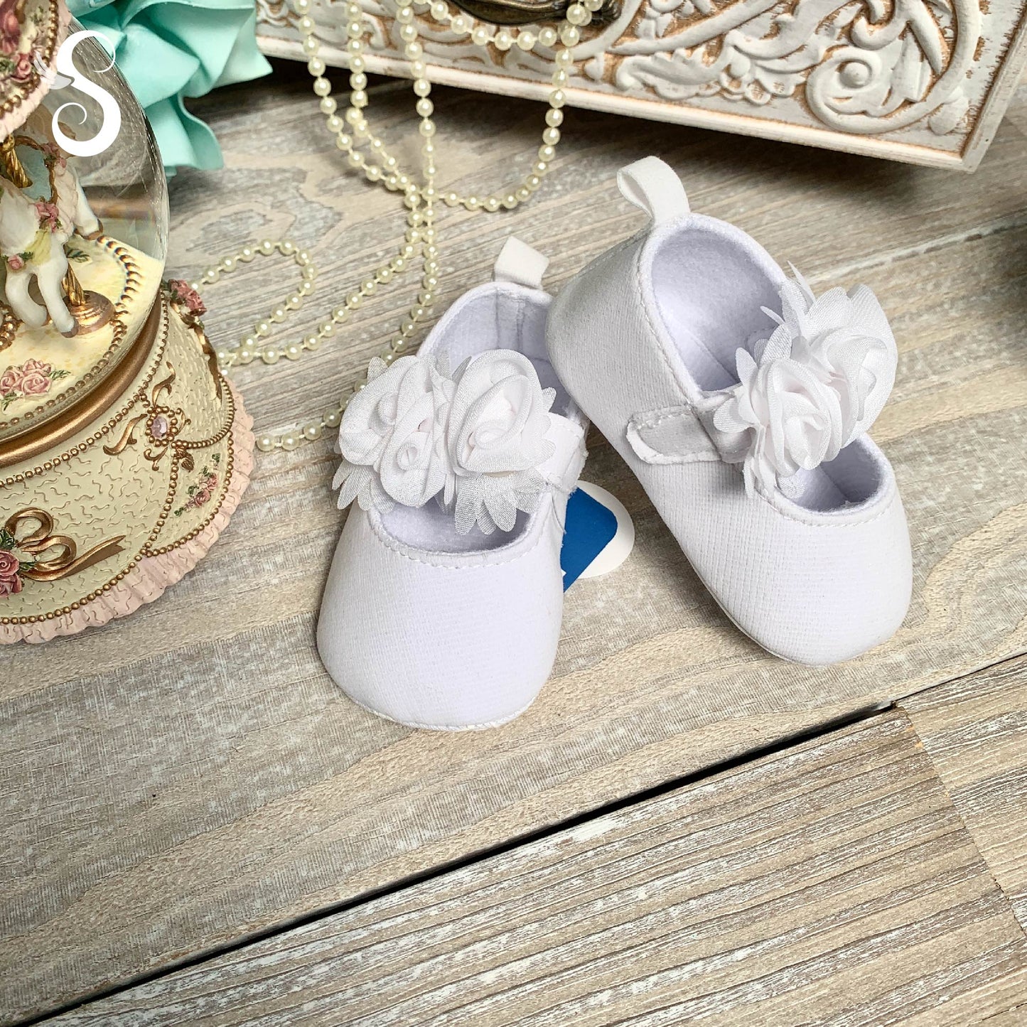 Zapato de tela con faja de rosas
